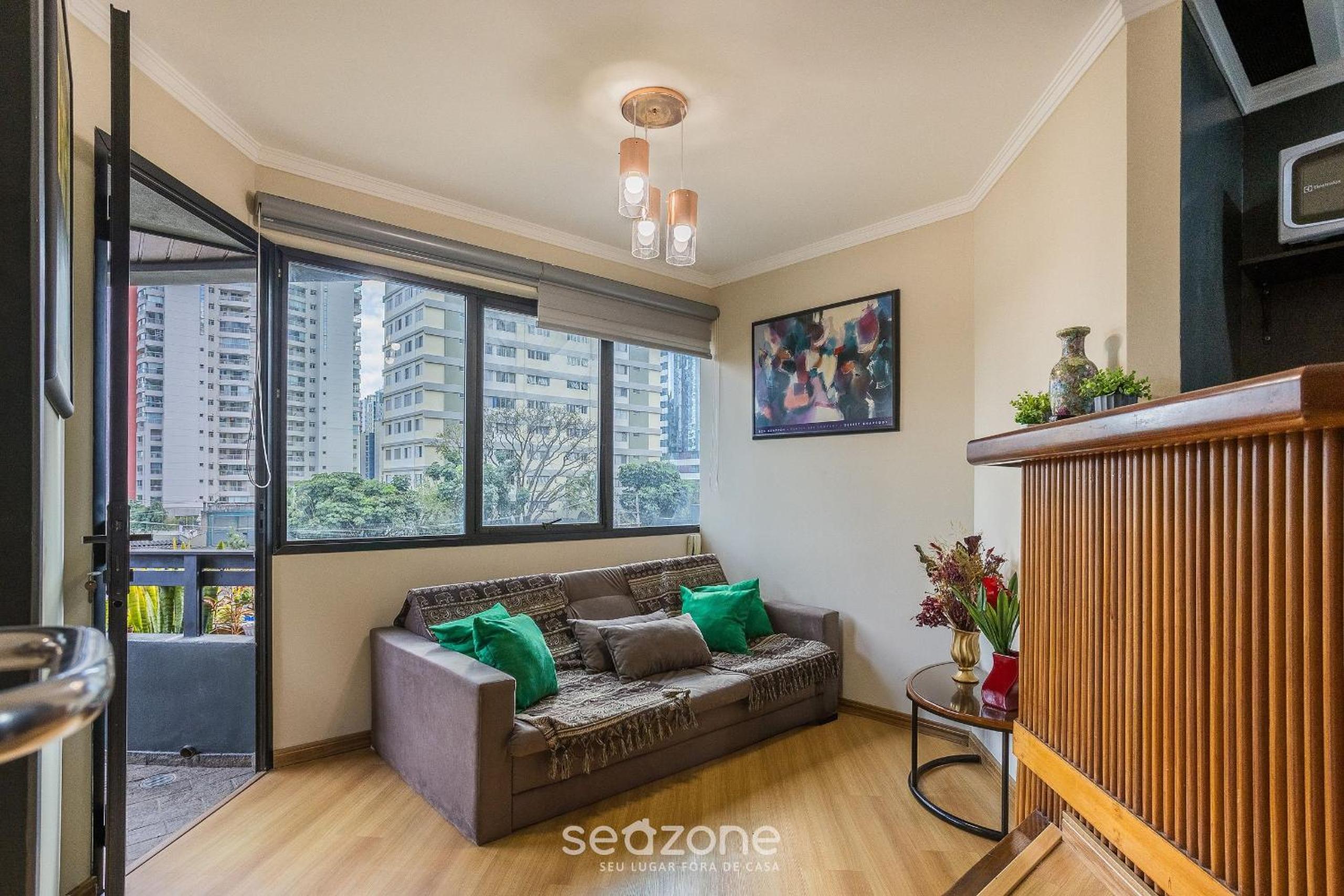 Apt with balcony, near Shopping Morumbi PPE0302