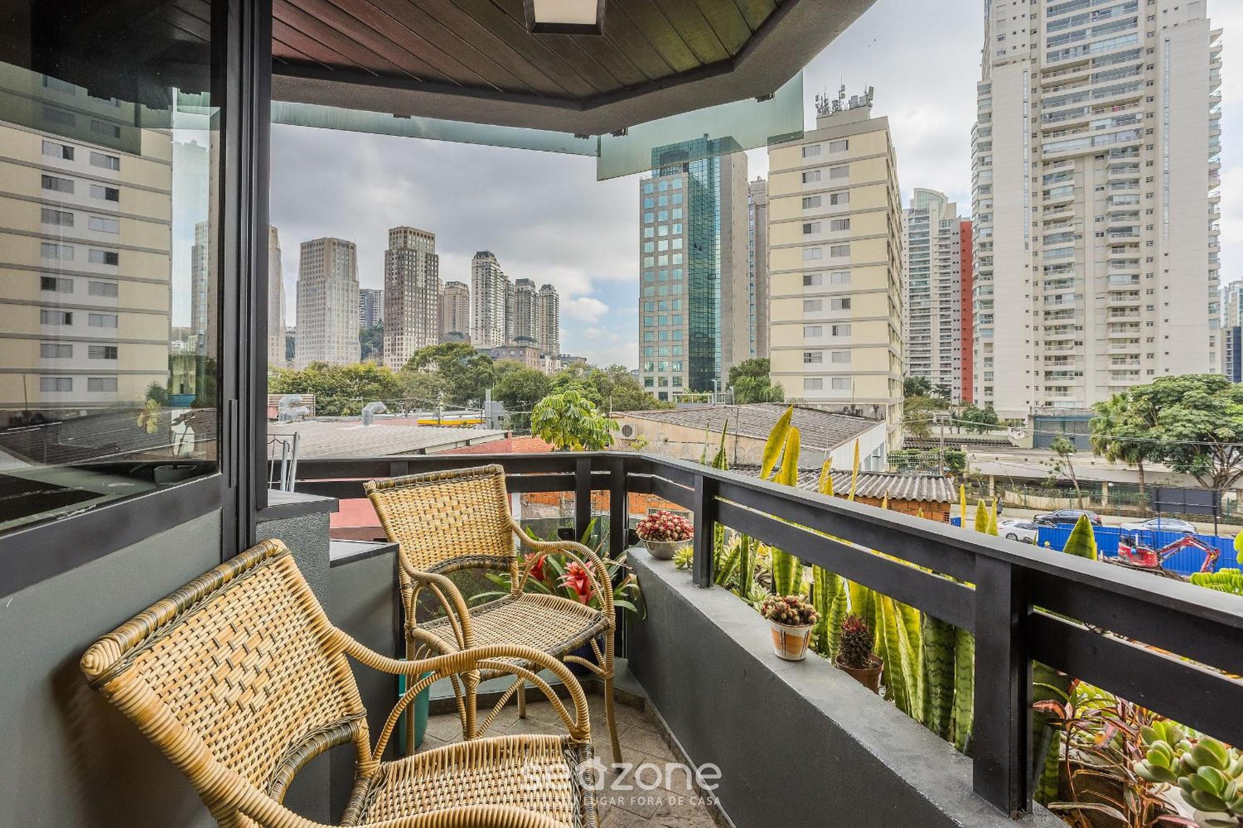 Apt with balcony, near Shopping Morumbi PPE0302