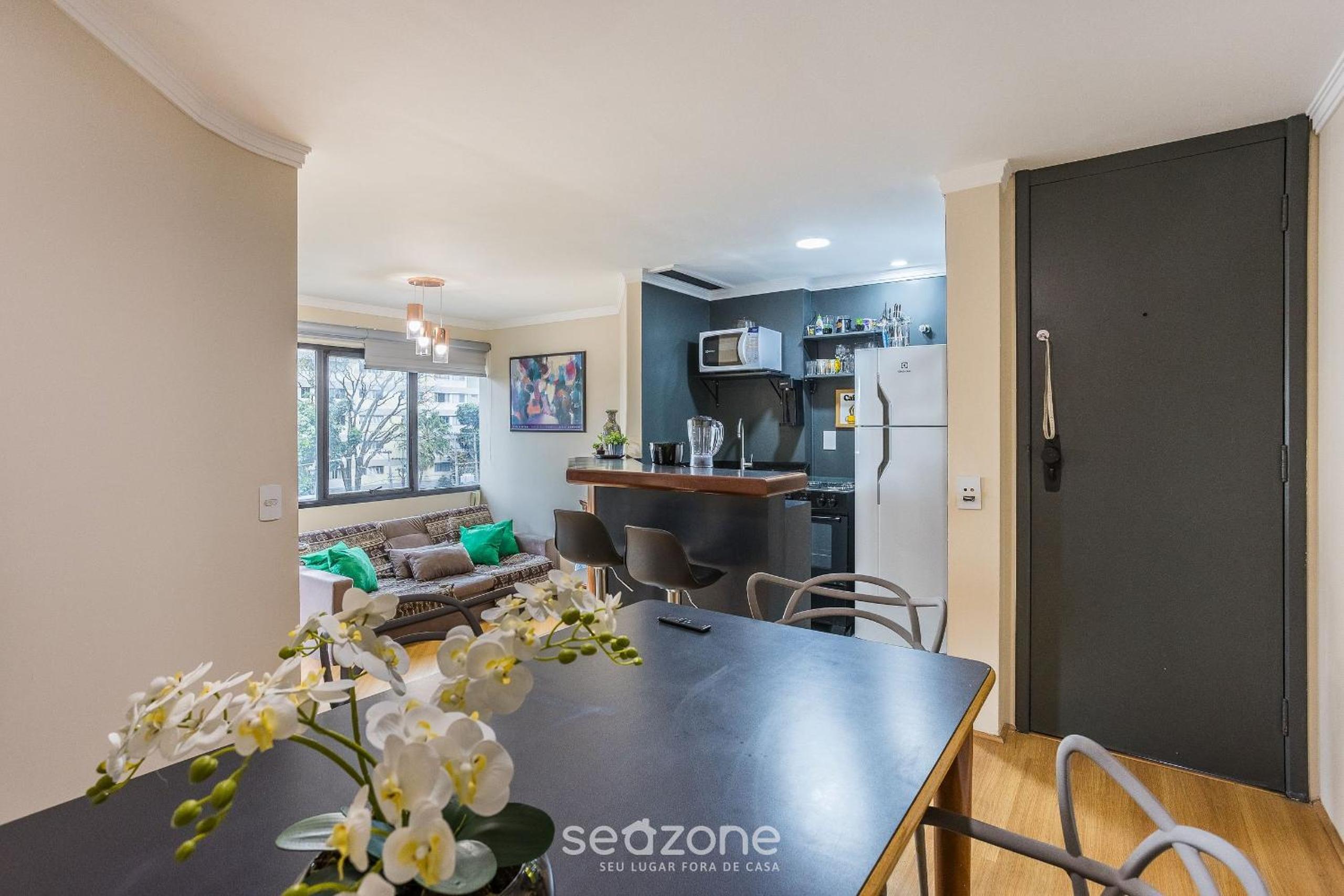 Apt with balcony, near Shopping Morumbi PPE0302