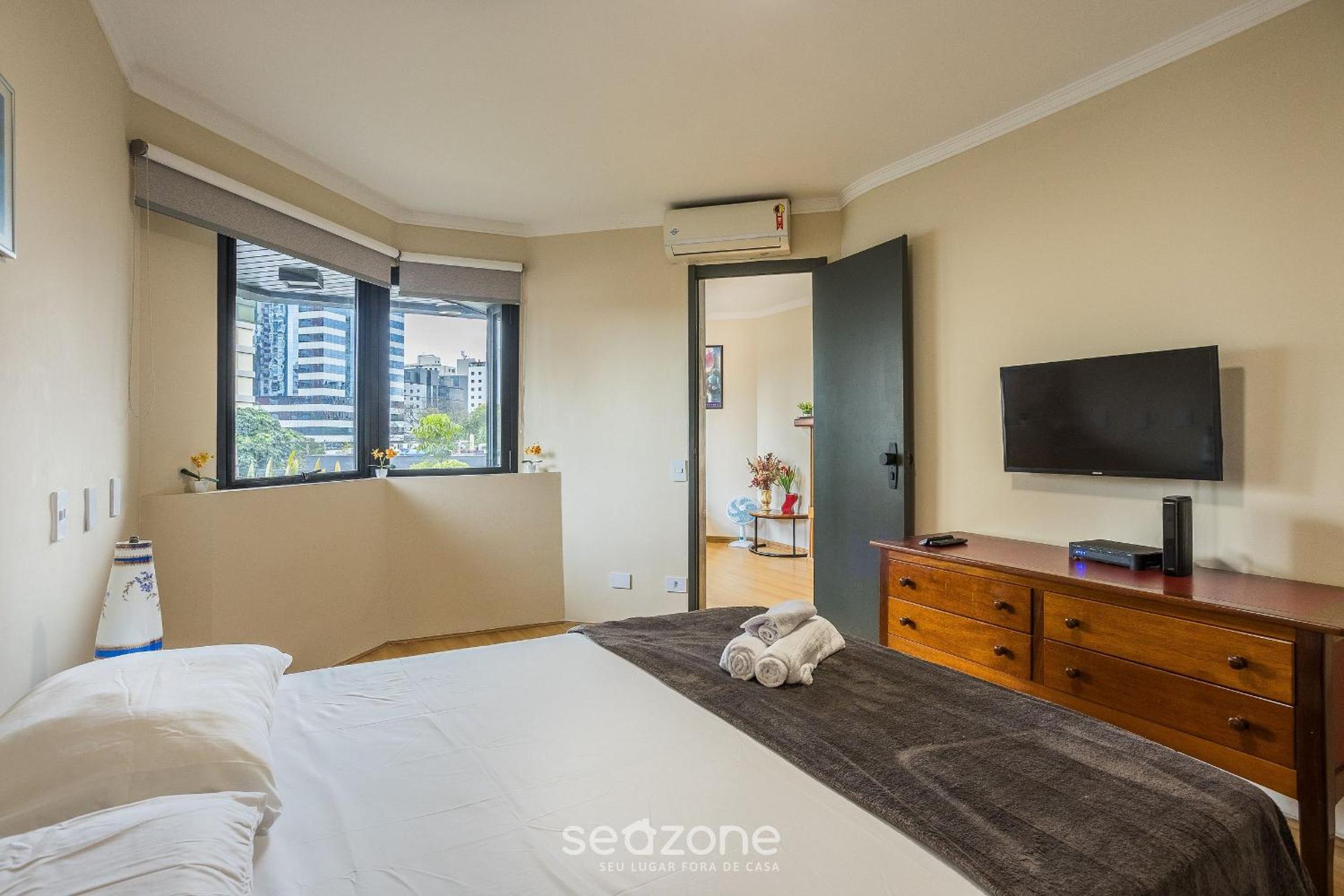 Apt with balcony, near Shopping Morumbi PPE0302