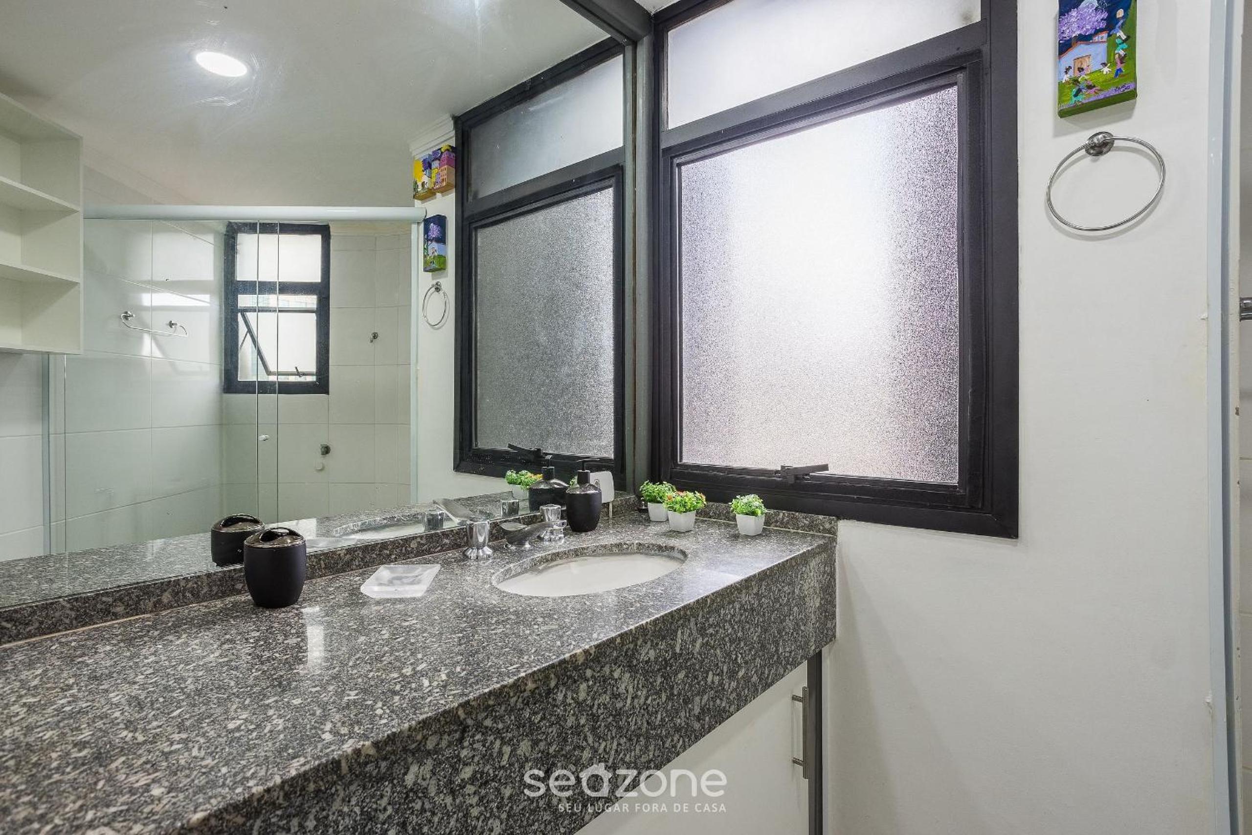 Apt with balcony, near Shopping Morumbi PPE0302
