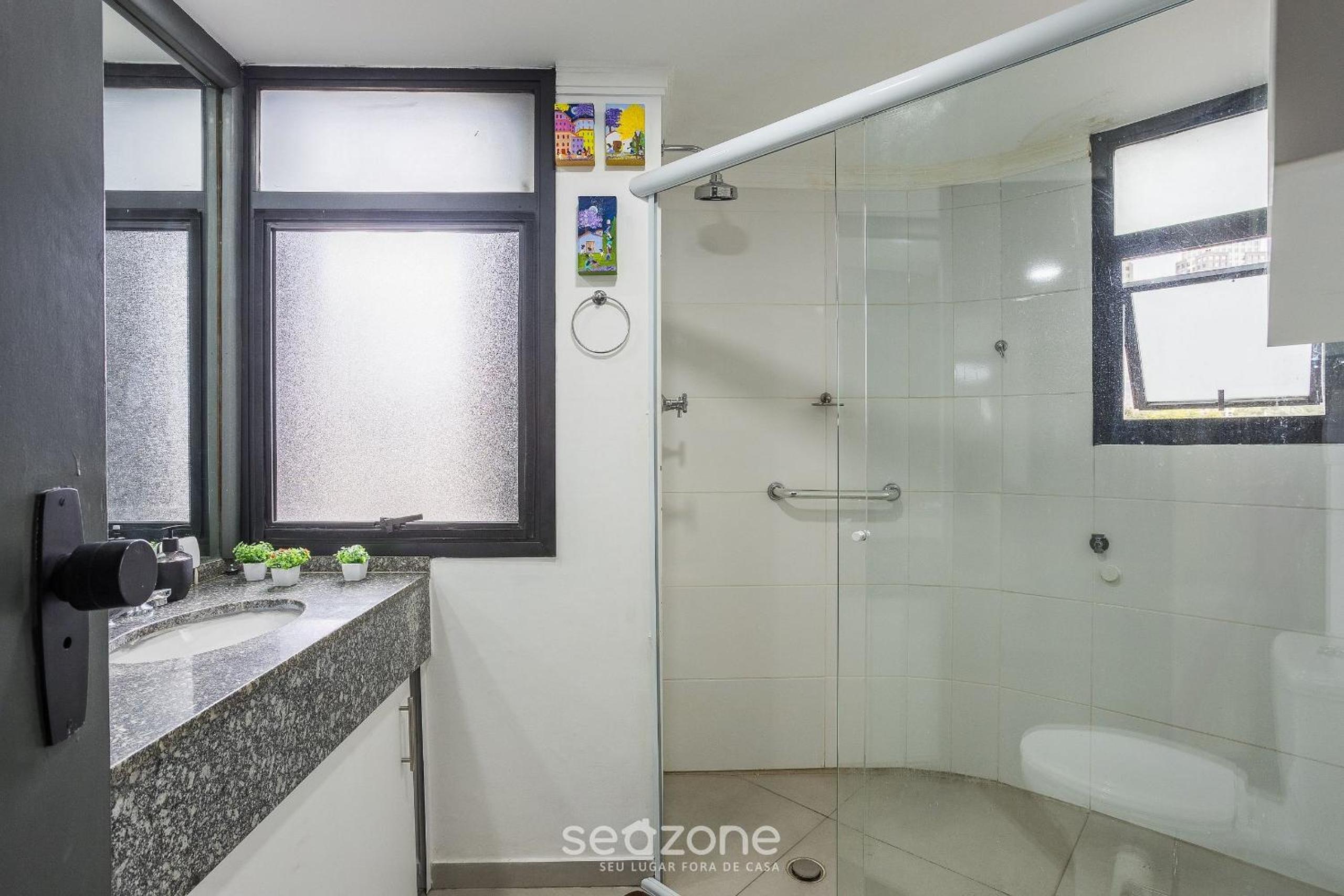 Apt with balcony, near Shopping Morumbi PPE0302
