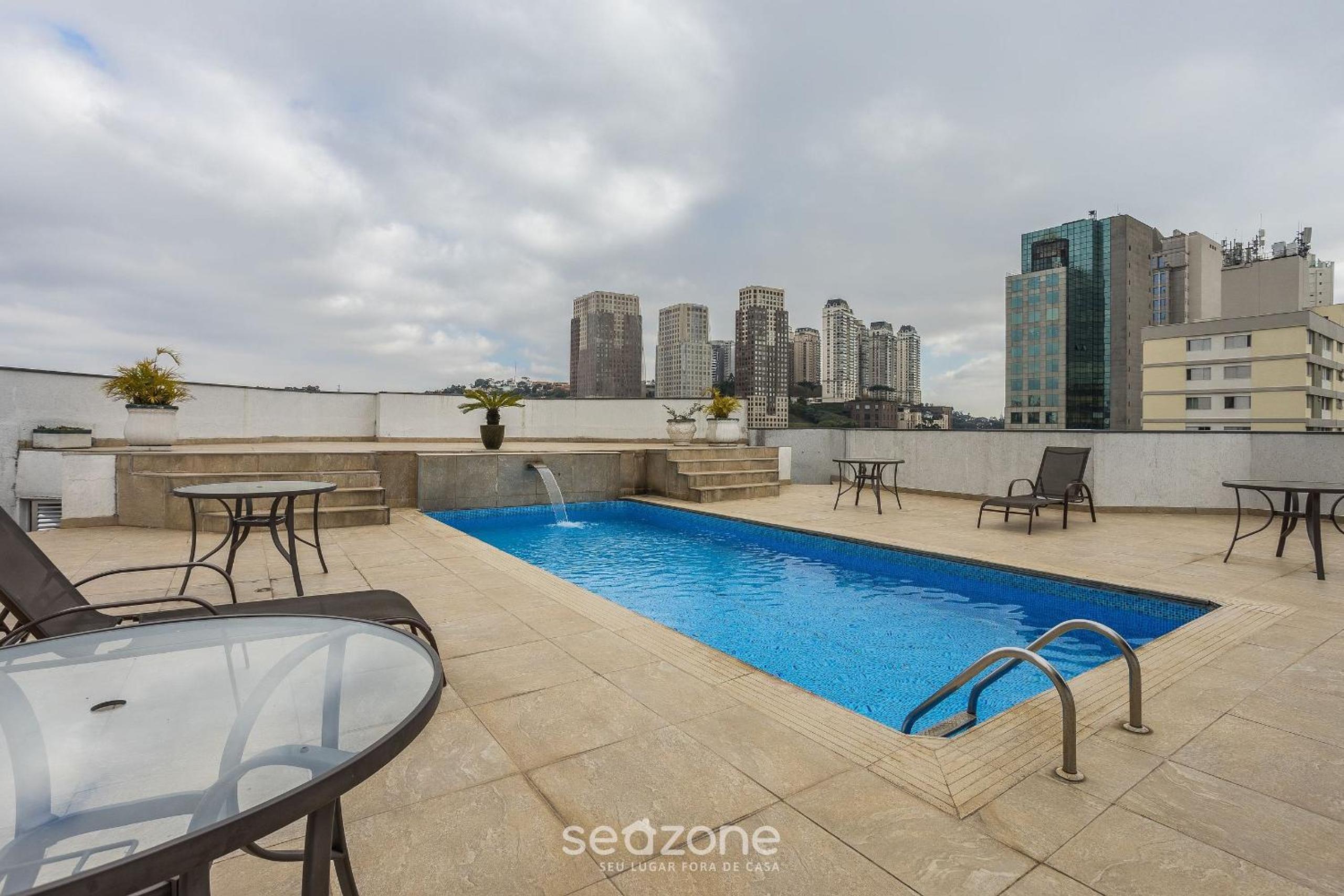 Apt with balcony, near Shopping Morumbi PPE0302