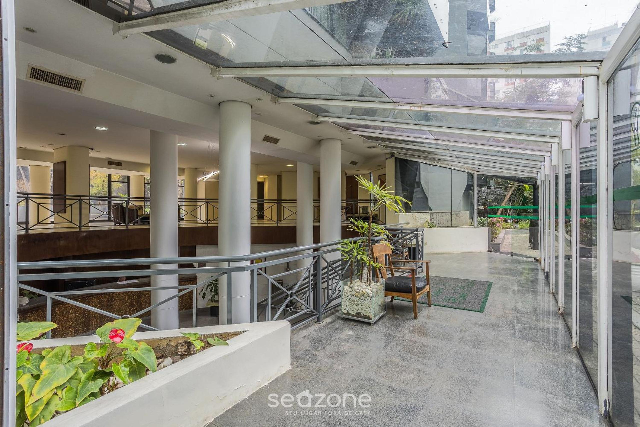 Apt with balcony, near Shopping Morumbi PPE0302