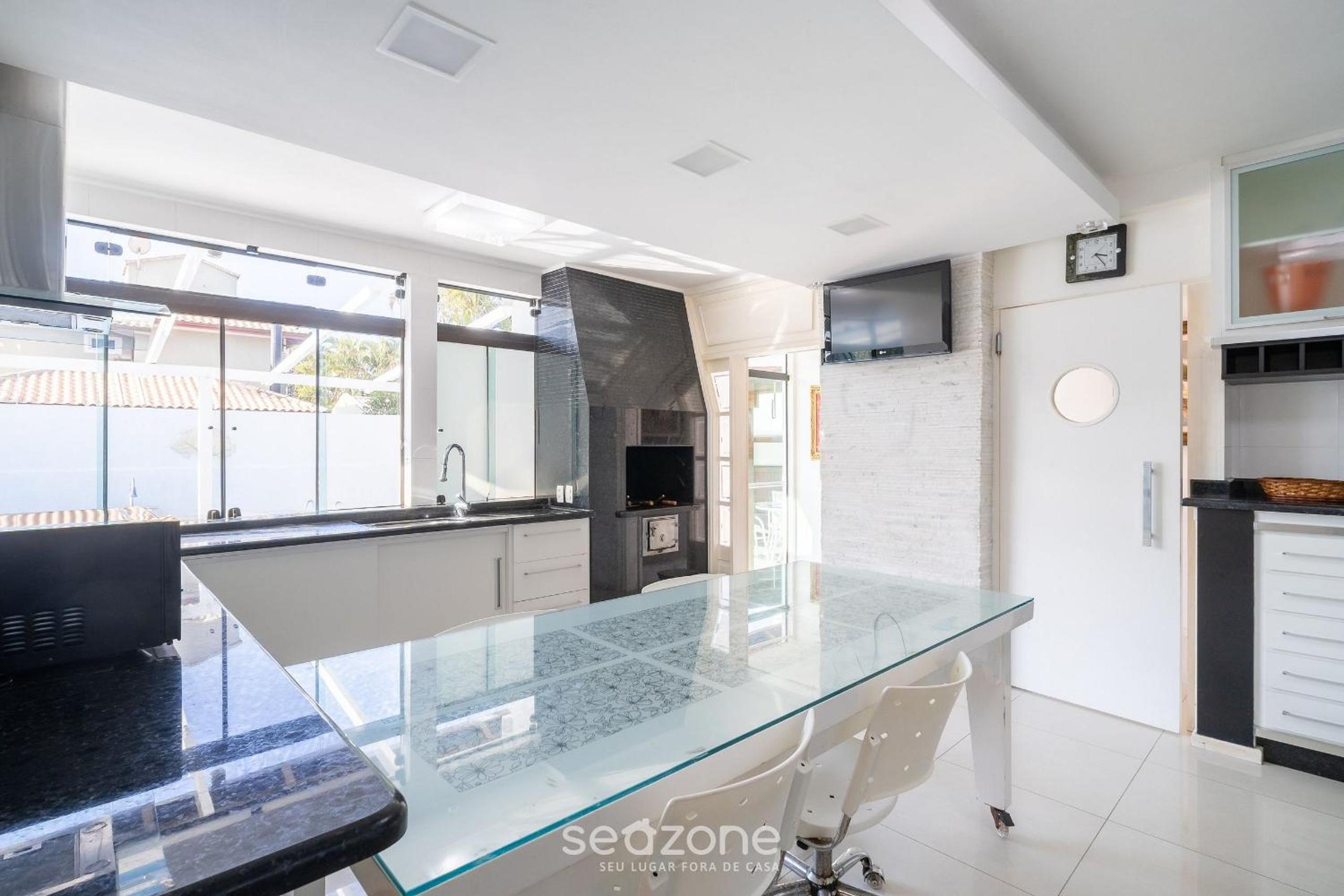 Duplex w/pool 800m from the beach in Jurerê DME025