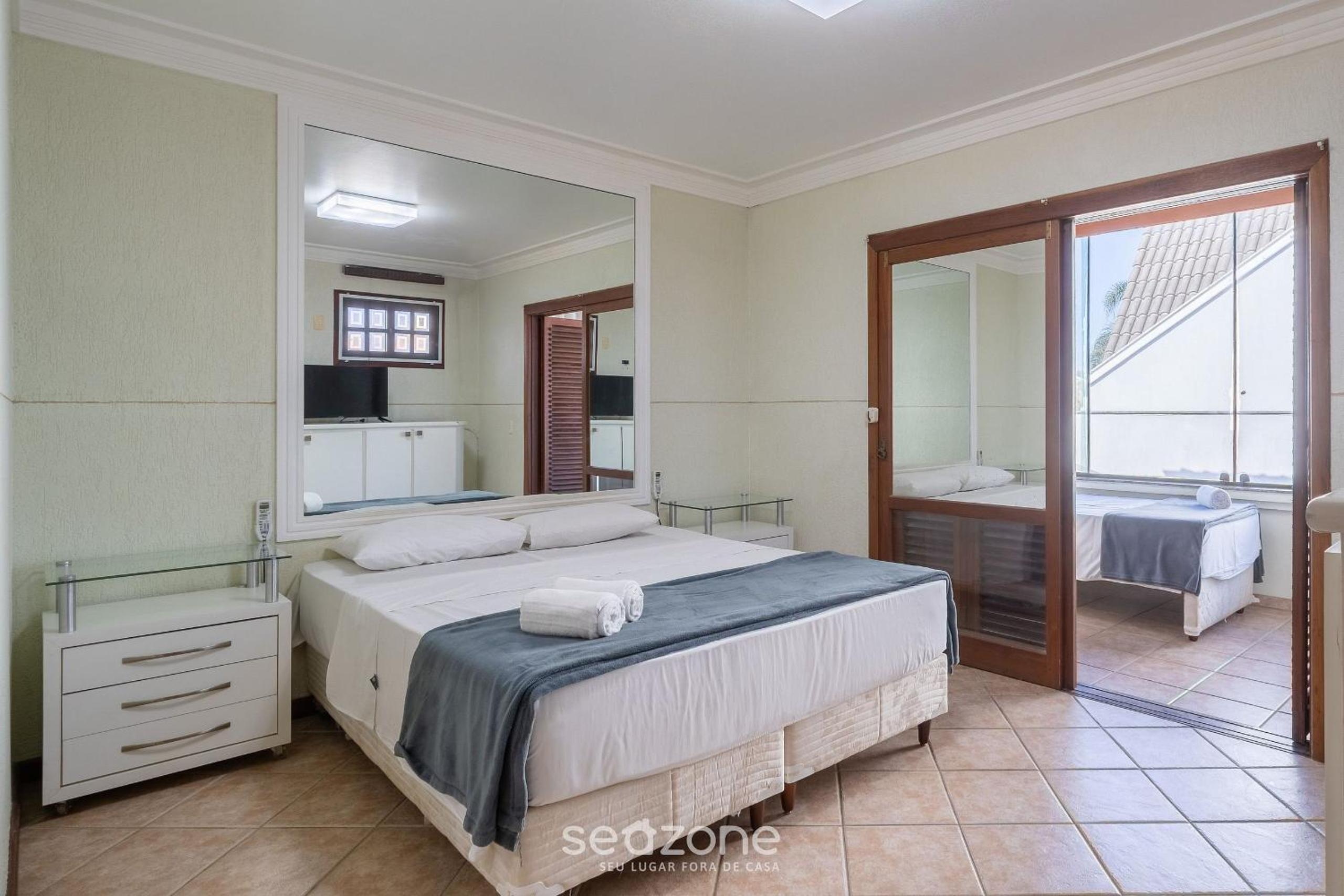 Duplex w/pool 800m from the beach in Jurerê DME025