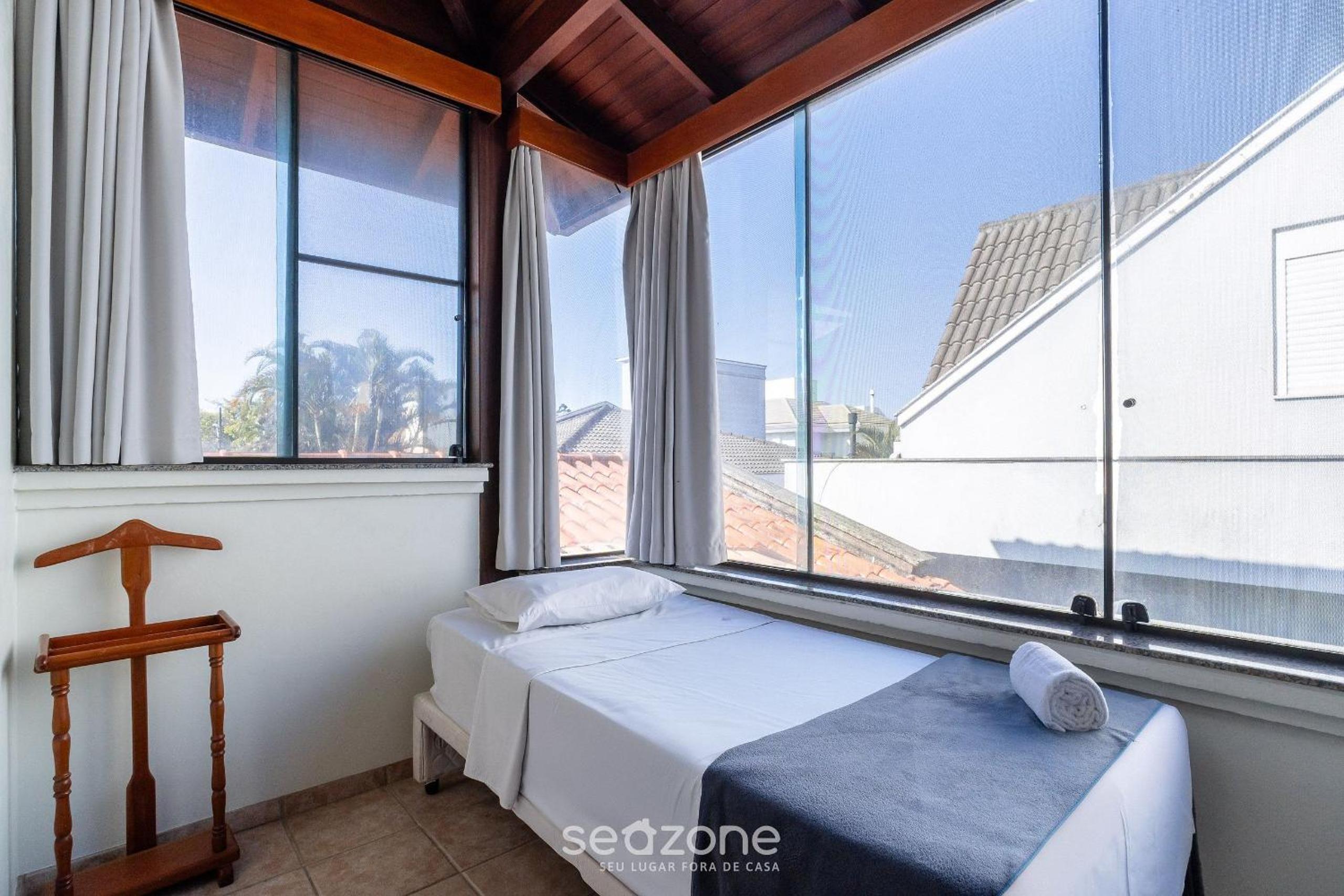 Duplex w/pool 800m from the beach in Jurerê DME025