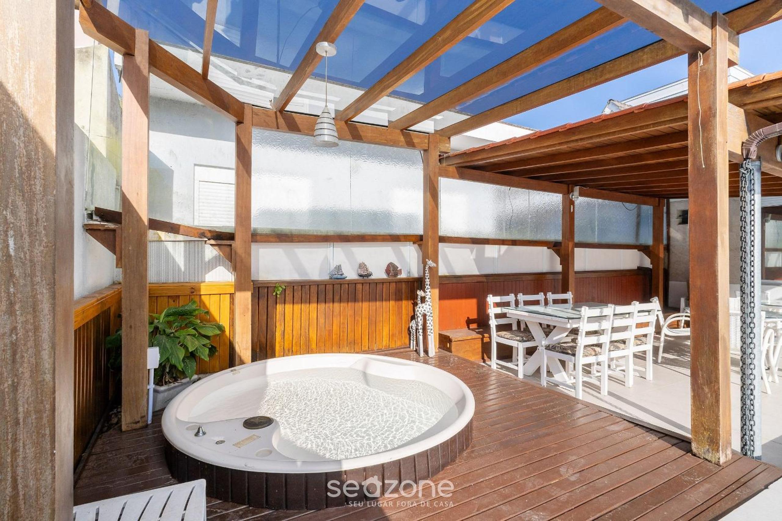 Duplex w/pool 800m from the beach in Jurerê DME025