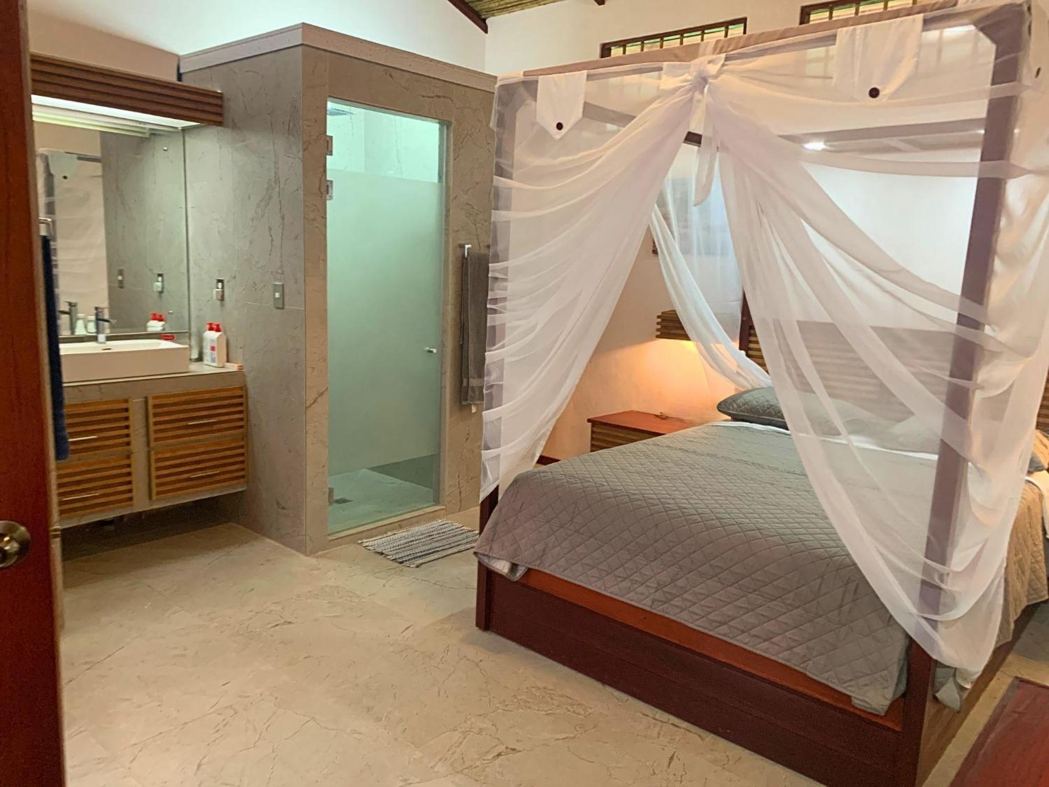 Uva Blue Villas - Pool House - AC, 3 Ensuite bedrooms, 8 guests, Koi Fish Pond