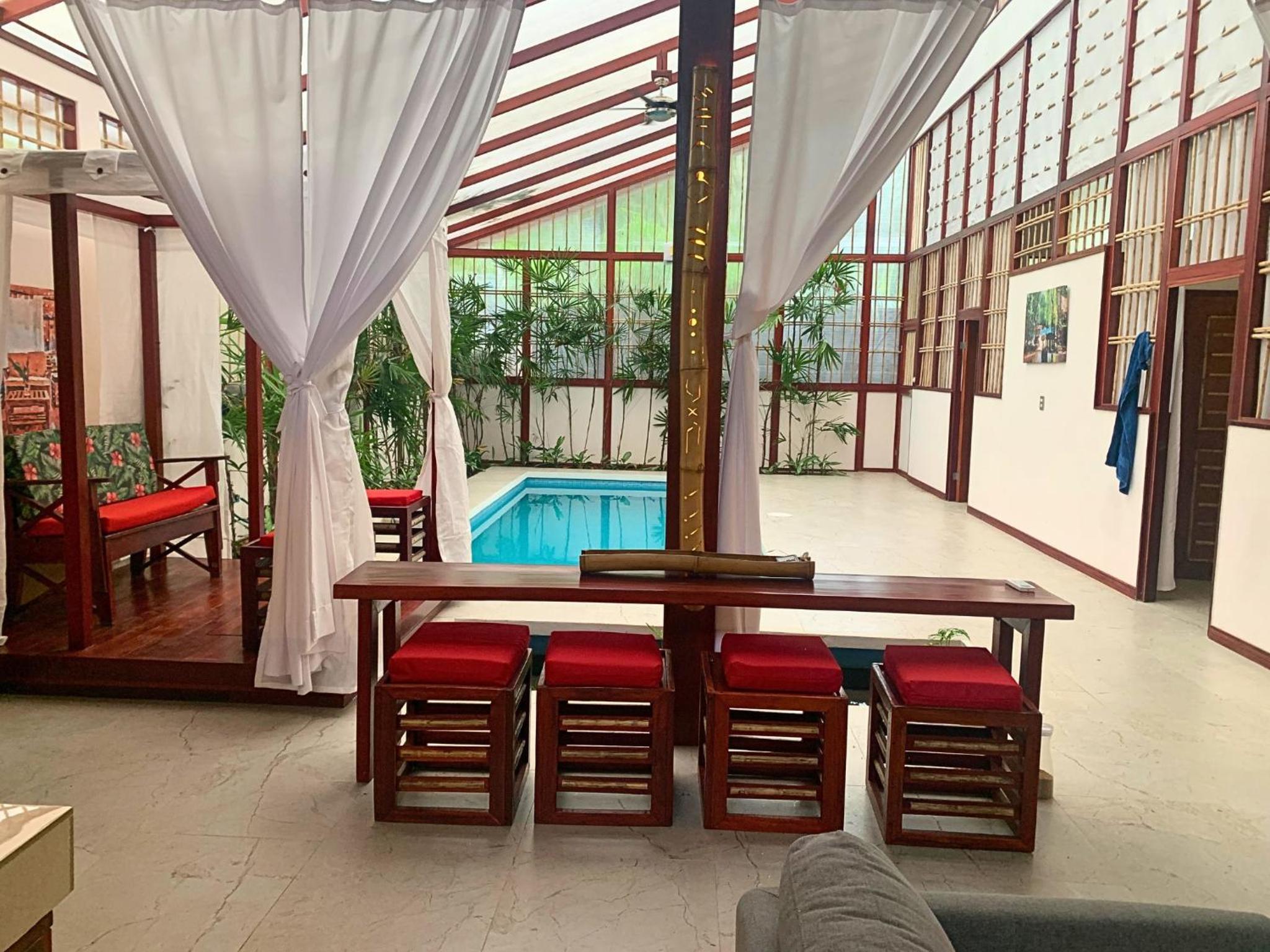 Uva Blue Villas - Pool House - AC, 3 Ensuite bedrooms, 8 guests, Koi Fish Pond