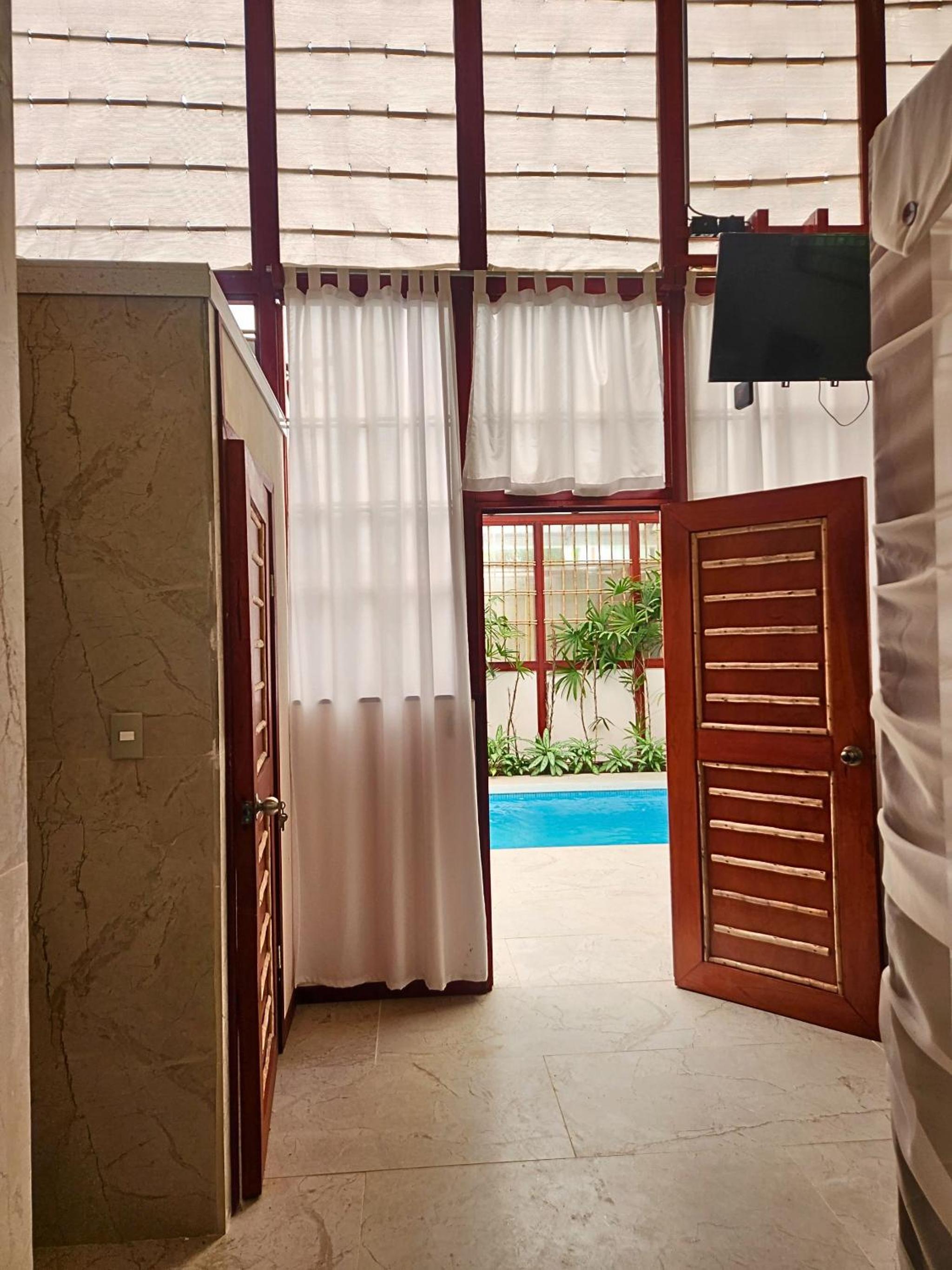 Uva Blue Villas - Pool House - AC, 3 Ensuite bedrooms, 8 guests, Koi Fish Pond