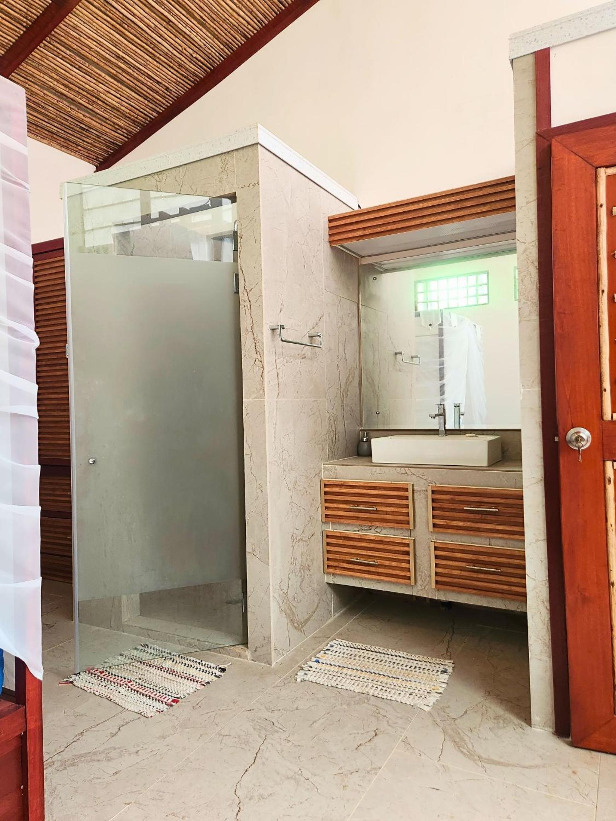 Uva Blue Villas - Pool House - AC, 3 Ensuite bedrooms, 8 guests, Koi Fish Pond
