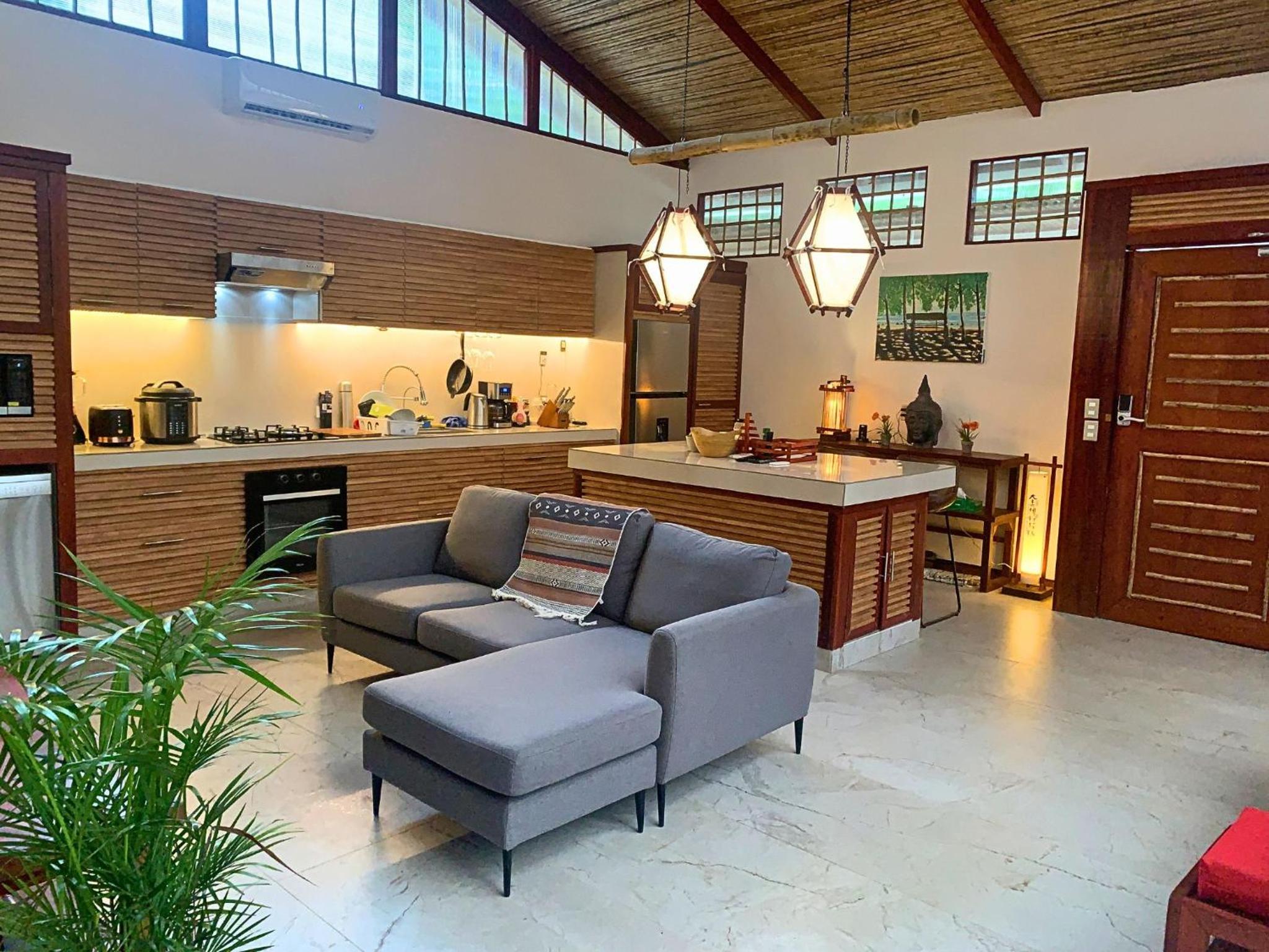 Uva Blue Villas - Pool House - AC, 3 Ensuite bedrooms, 8 guests, Koi Fish Pond