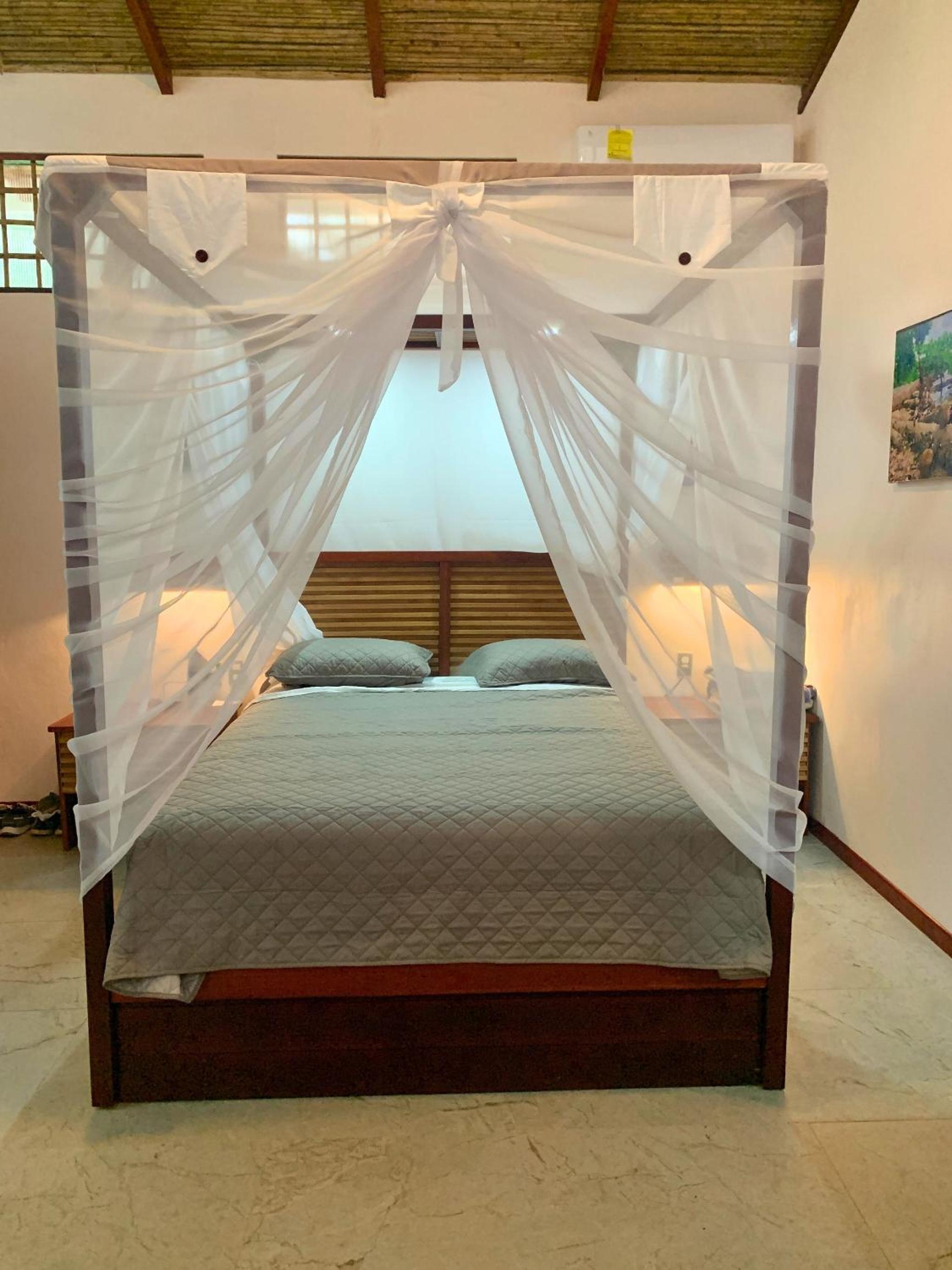 Uva Blue Villas - Pool House - AC, 3 Ensuite bedrooms, 8 guests, Koi Fish Pond