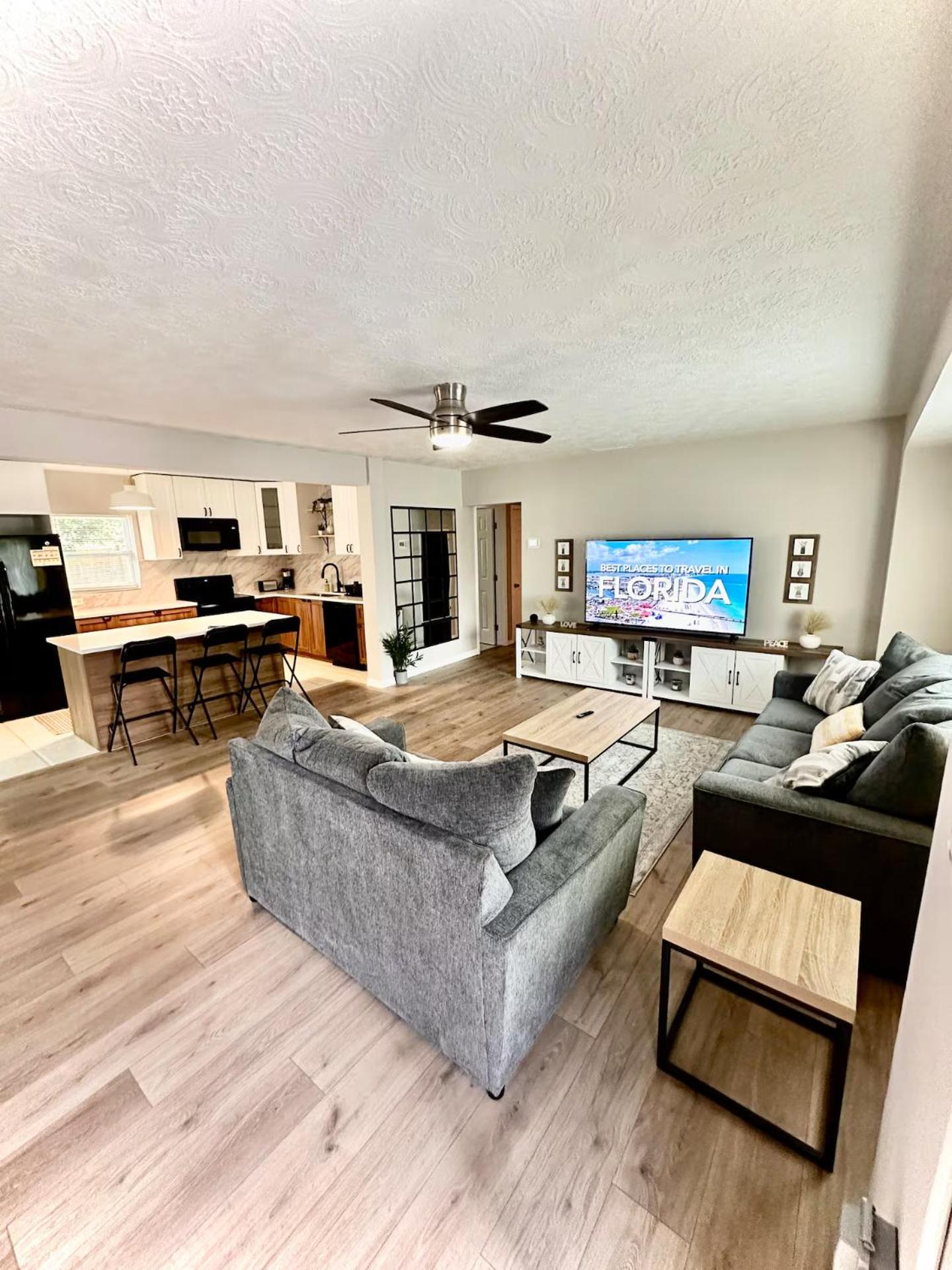Siesta Beach Getaway - Minutes to Beach, Shops, Dining