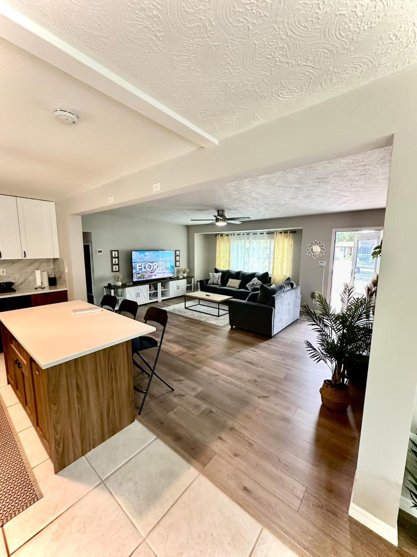 Siesta Beach Getaway - Minutes to Beach, Shops, Dining
