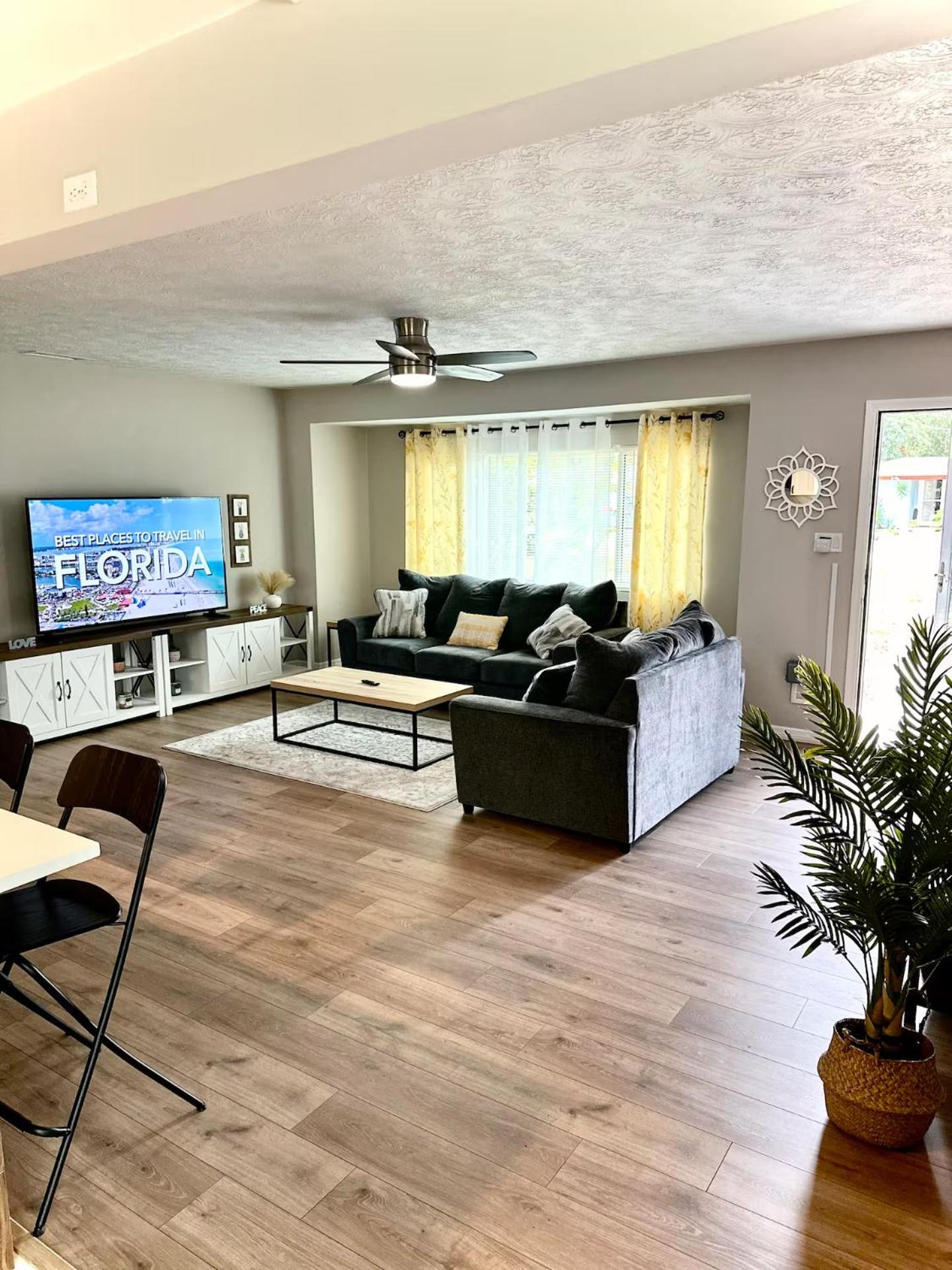 Siesta Beach Getaway - Minutes to Beach, Shops, Dining