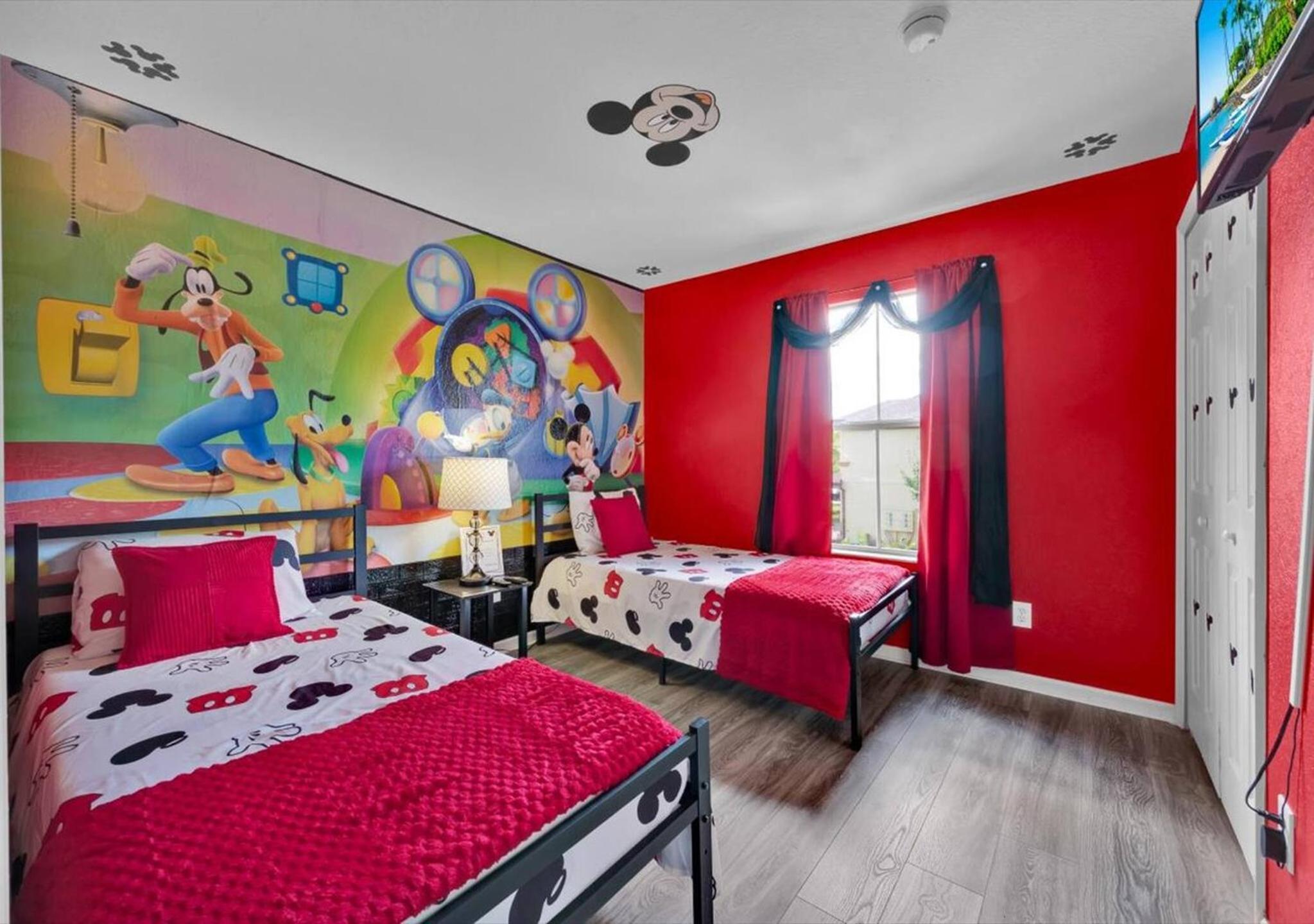 Themed Resort Home 15 min drive to Disney