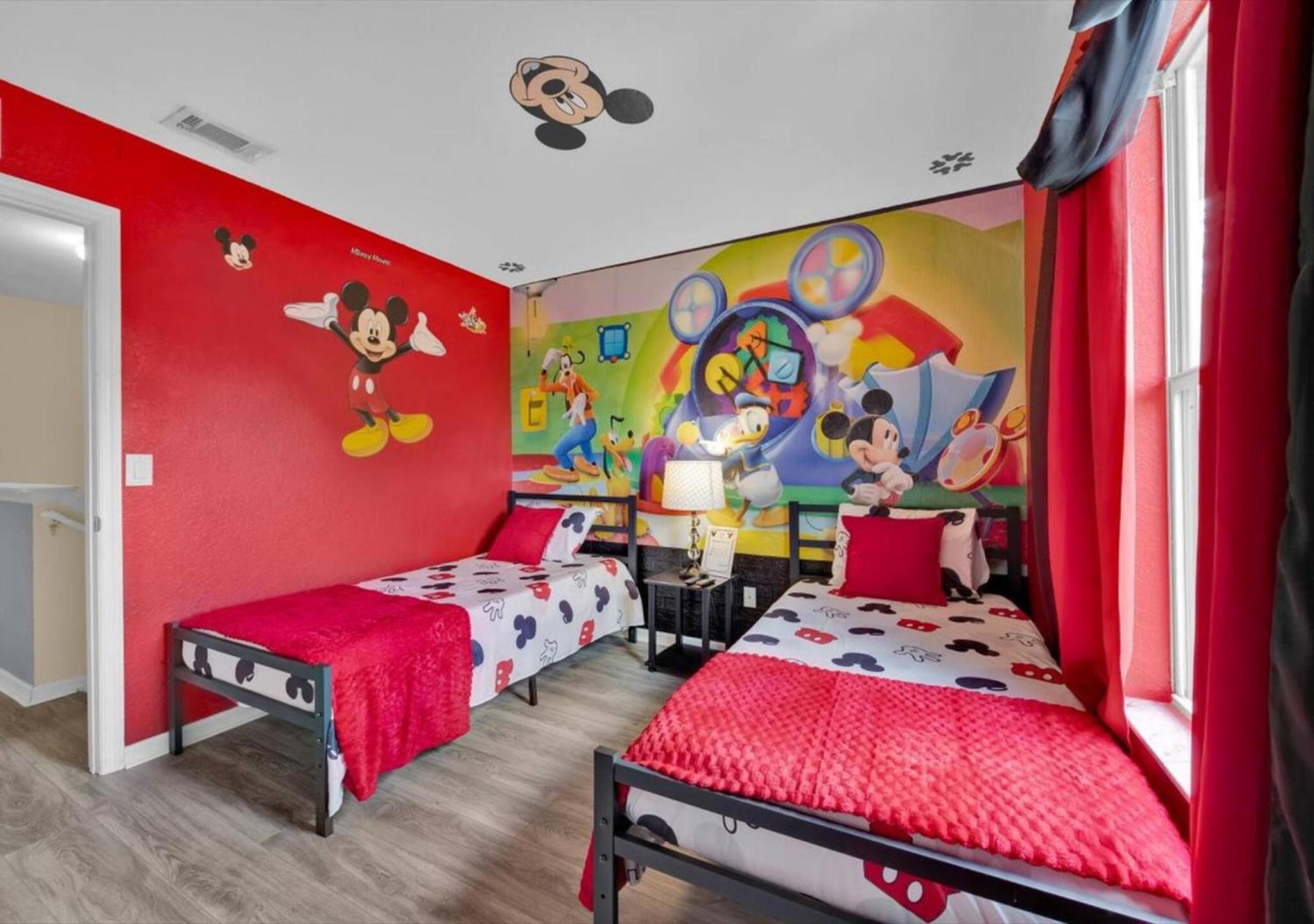 Themed Resort Home 15 min drive to Disney