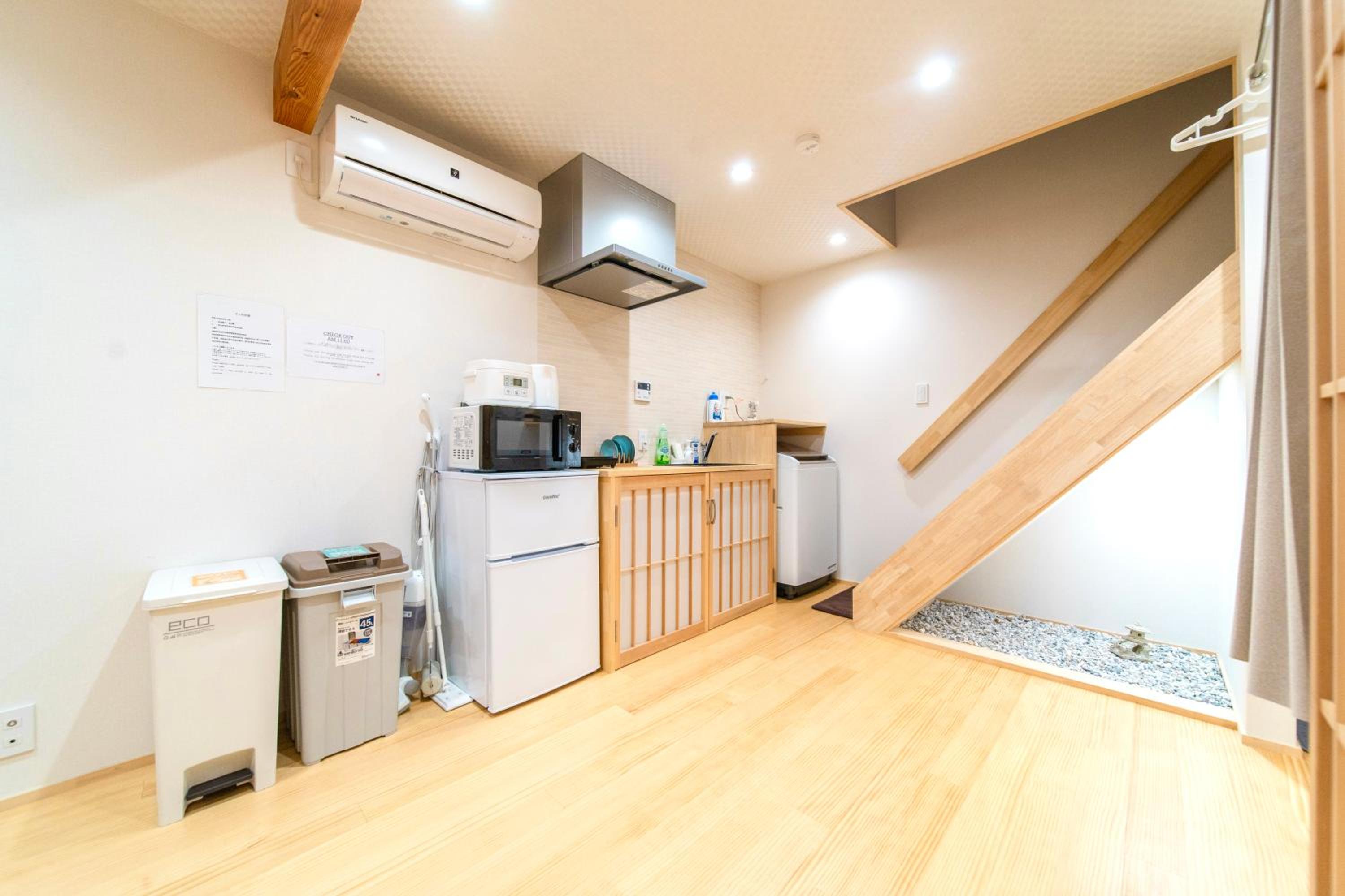 夏様五条丹波口 Modern Kyoto Townhouse, Whole House