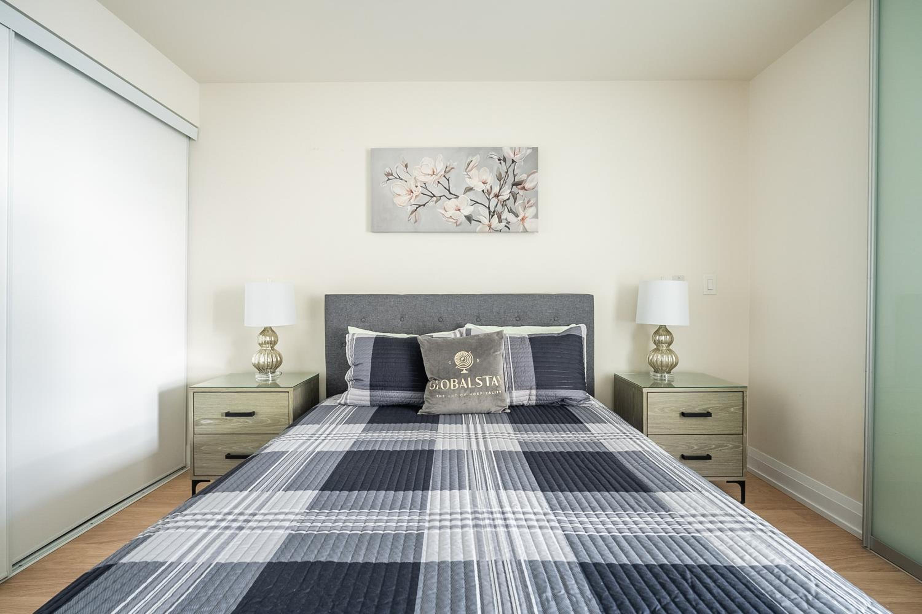 Cozy 1 BR & Den Condo in North York Free Parking