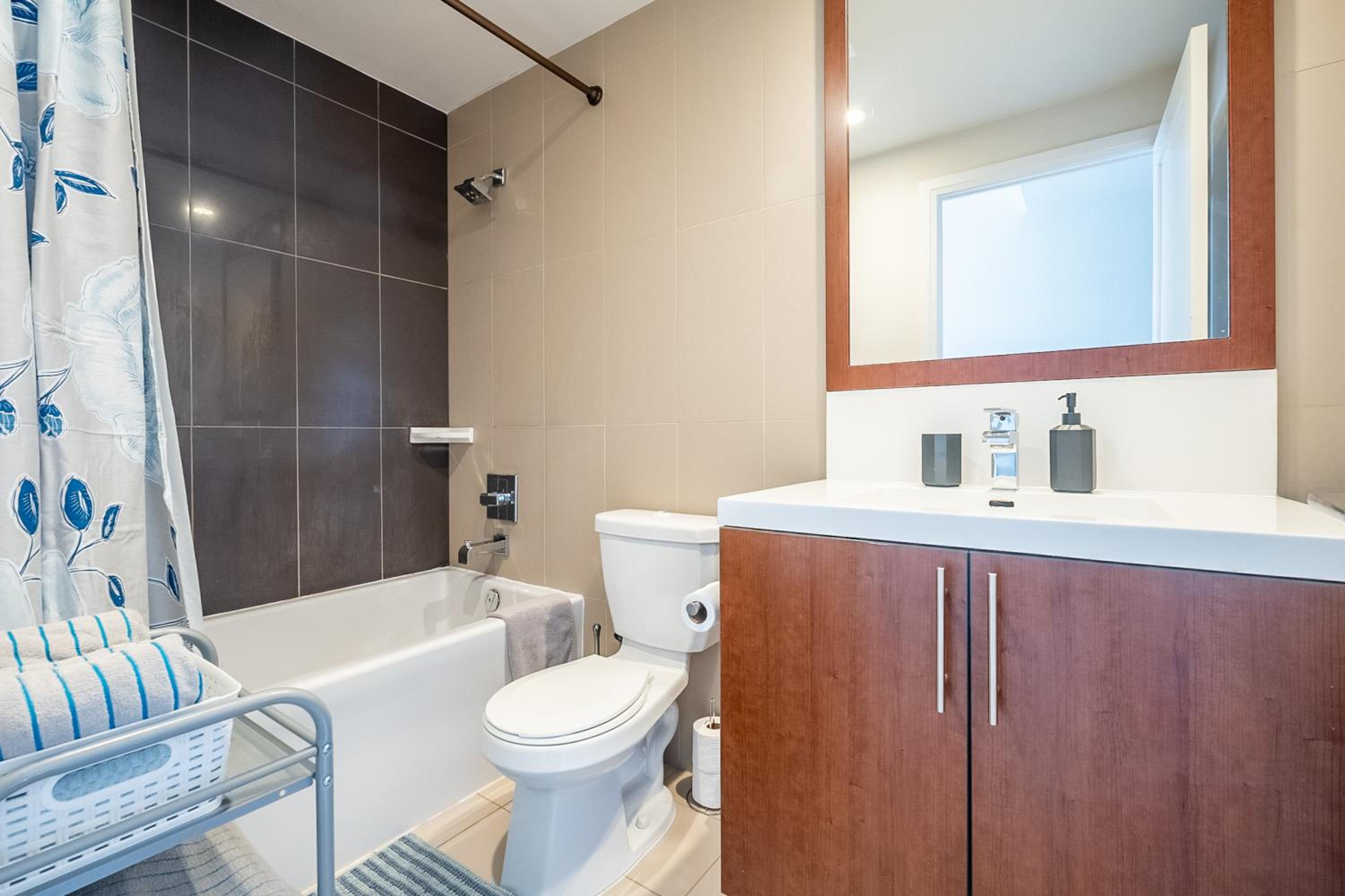 Cozy 1 BR & Den Condo in North York Free Parking