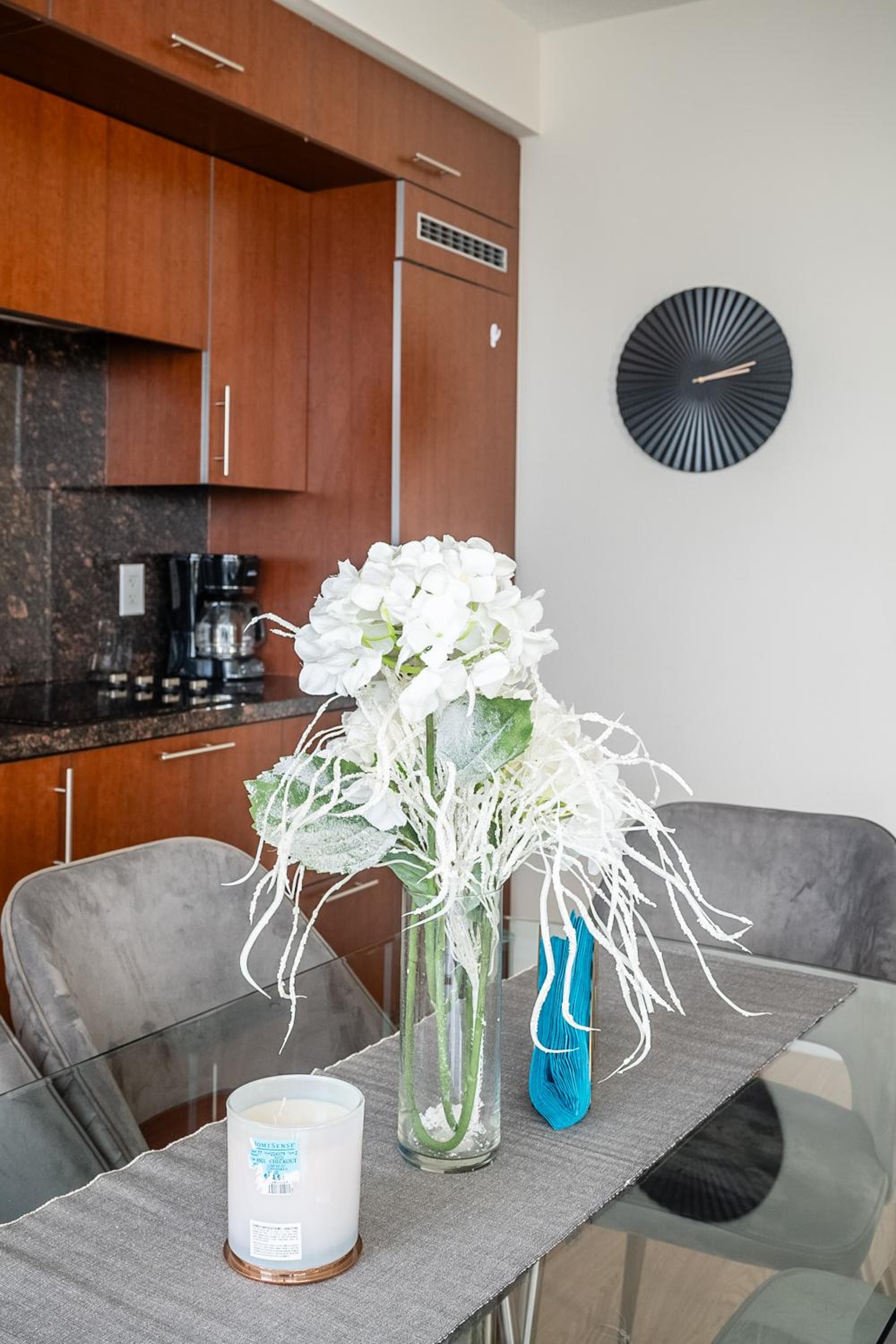 Cozy 1 BR & Den Condo in North York Free Parking