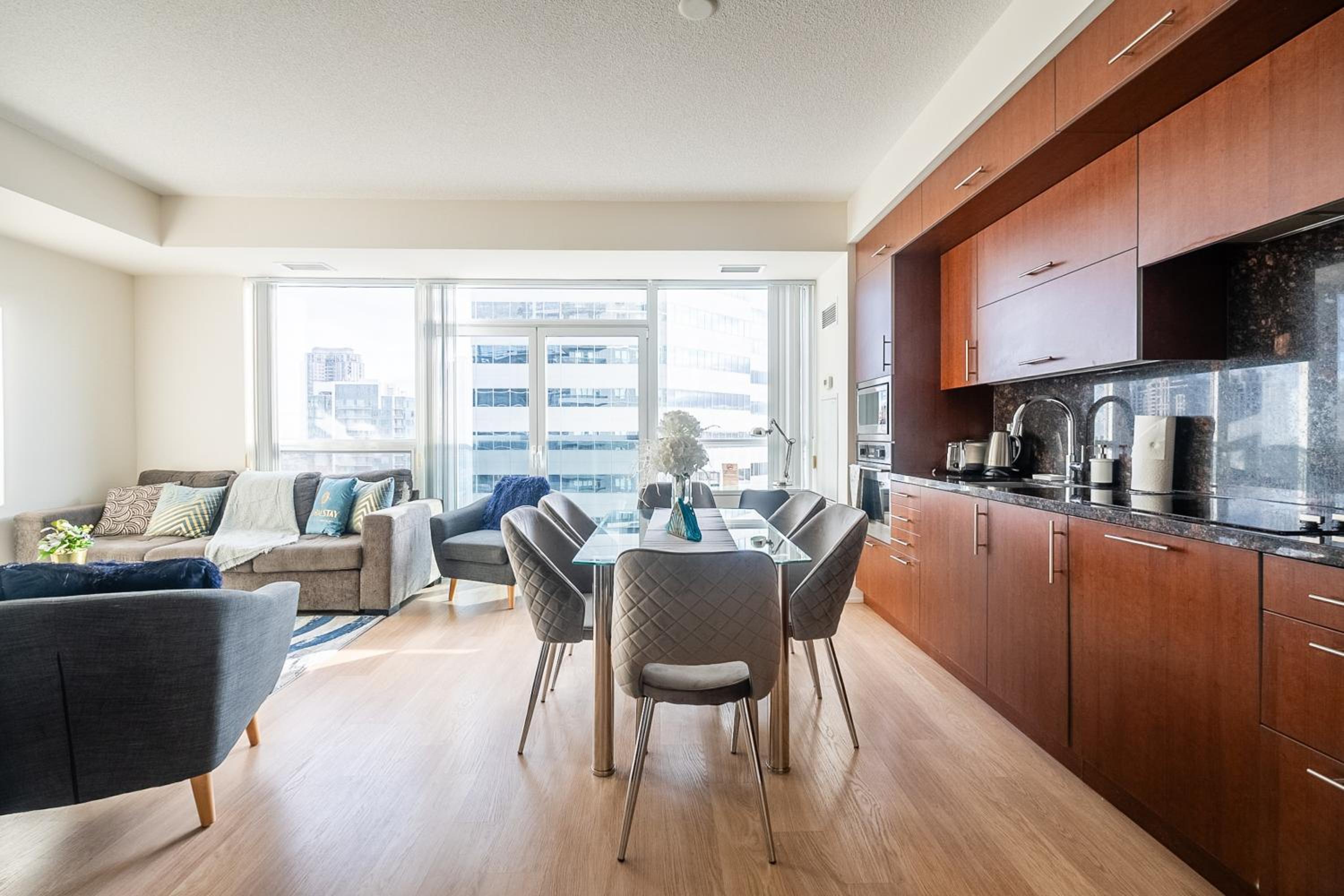 Cozy 1 BR & Den Condo in North York Free Parking