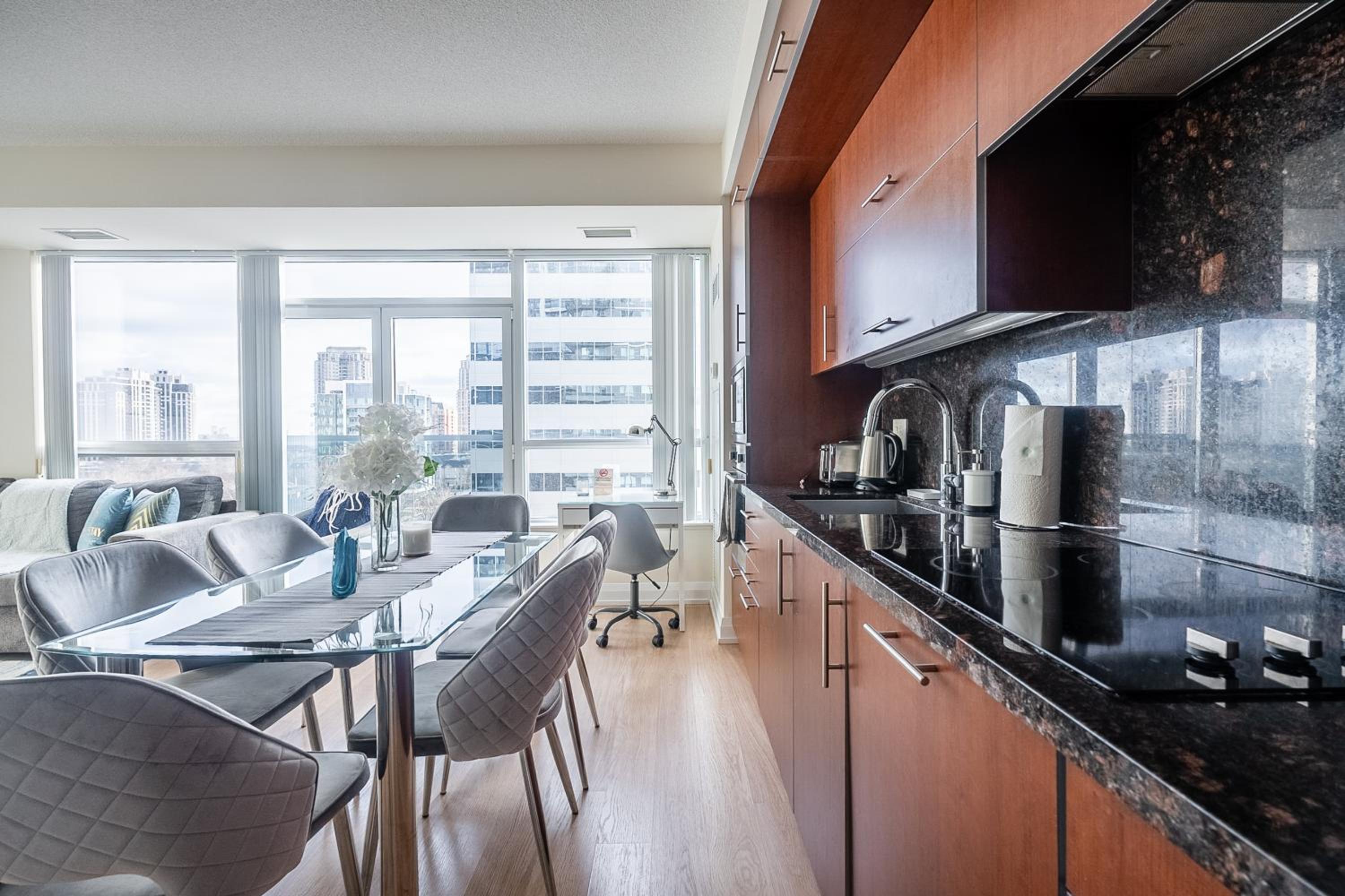 Cozy 1 BR & Den Condo in North York Free Parking