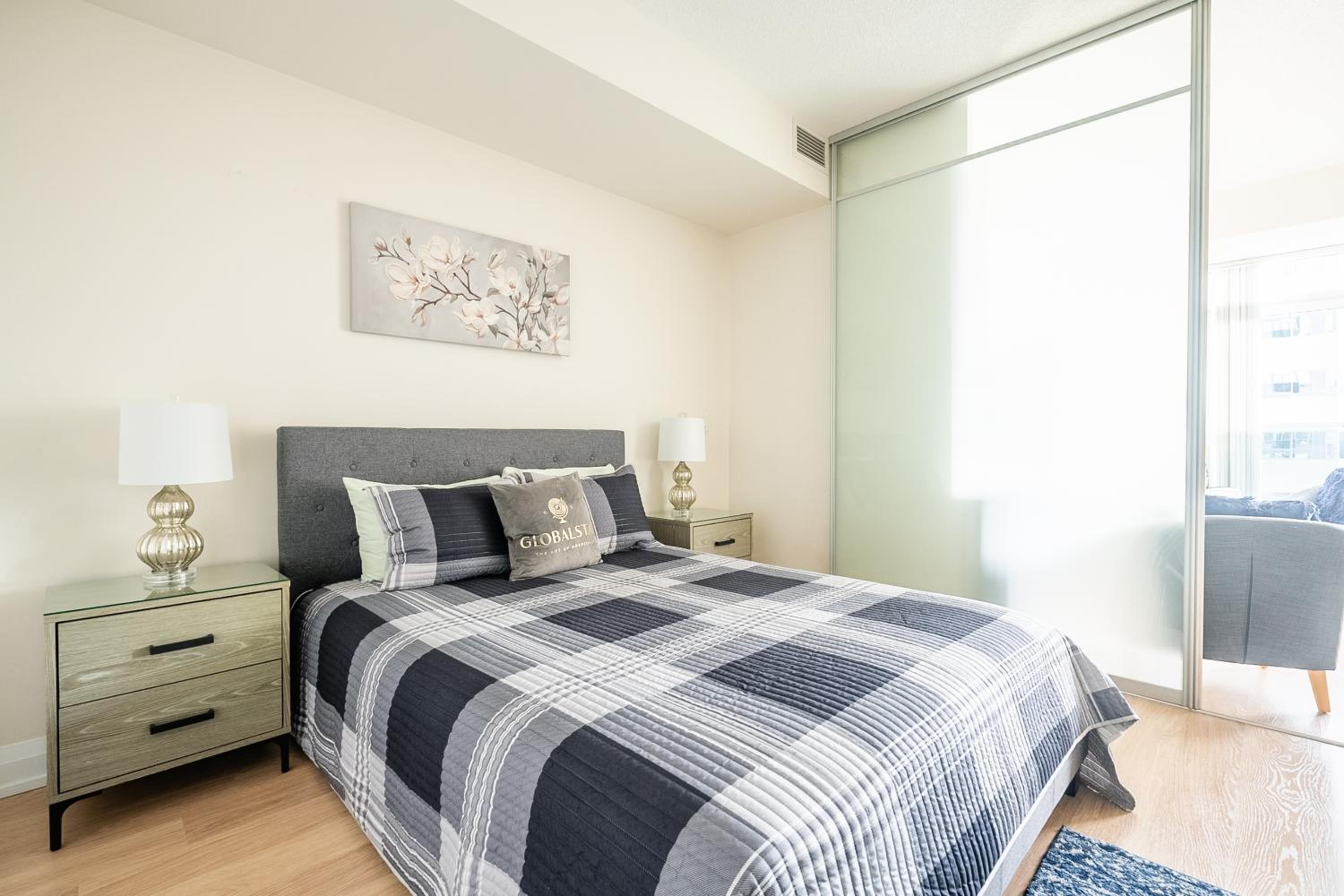 Cozy 1 BR & Den Condo in North York Free Parking