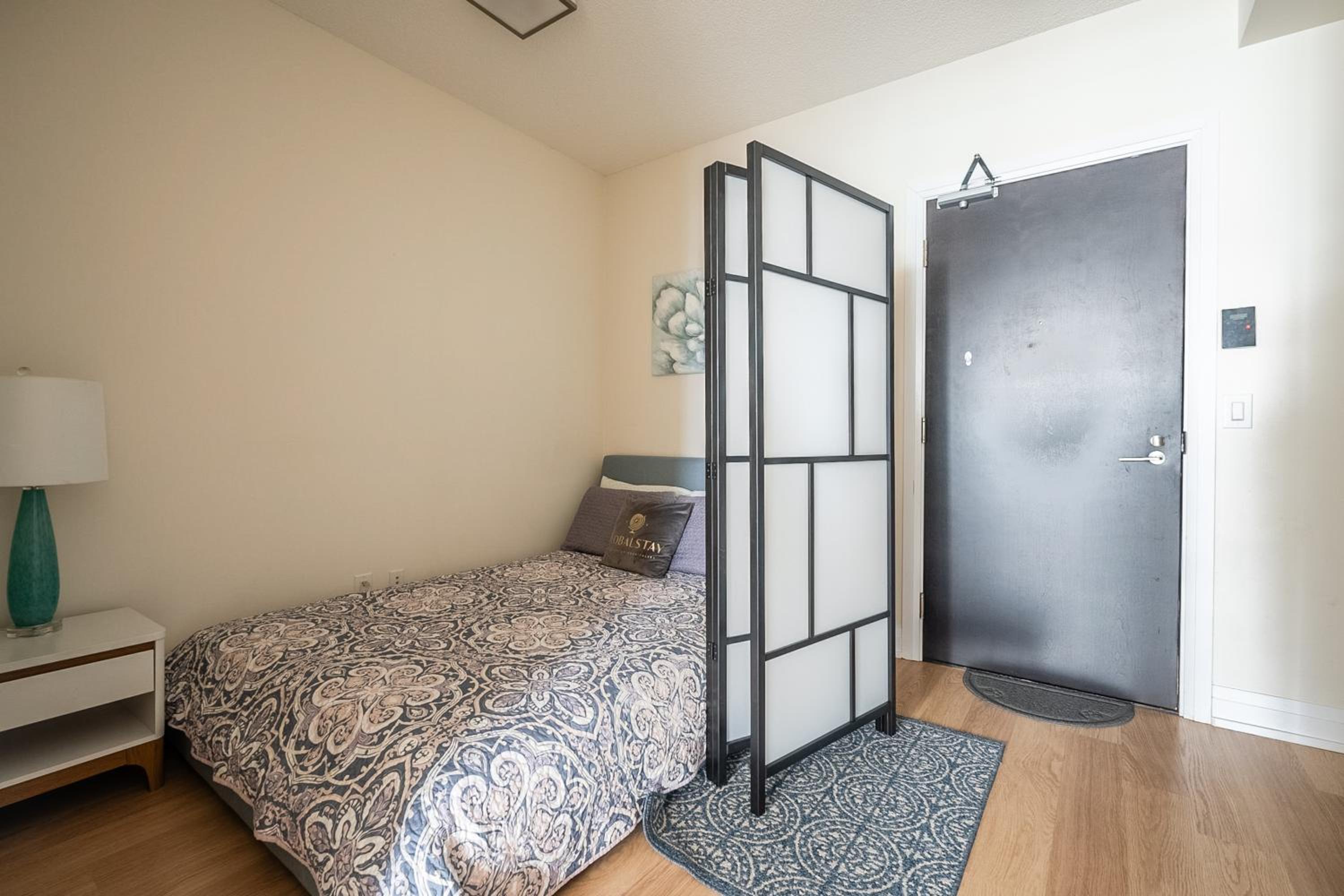 Cozy 1 BR & Den Condo in North York Free Parking