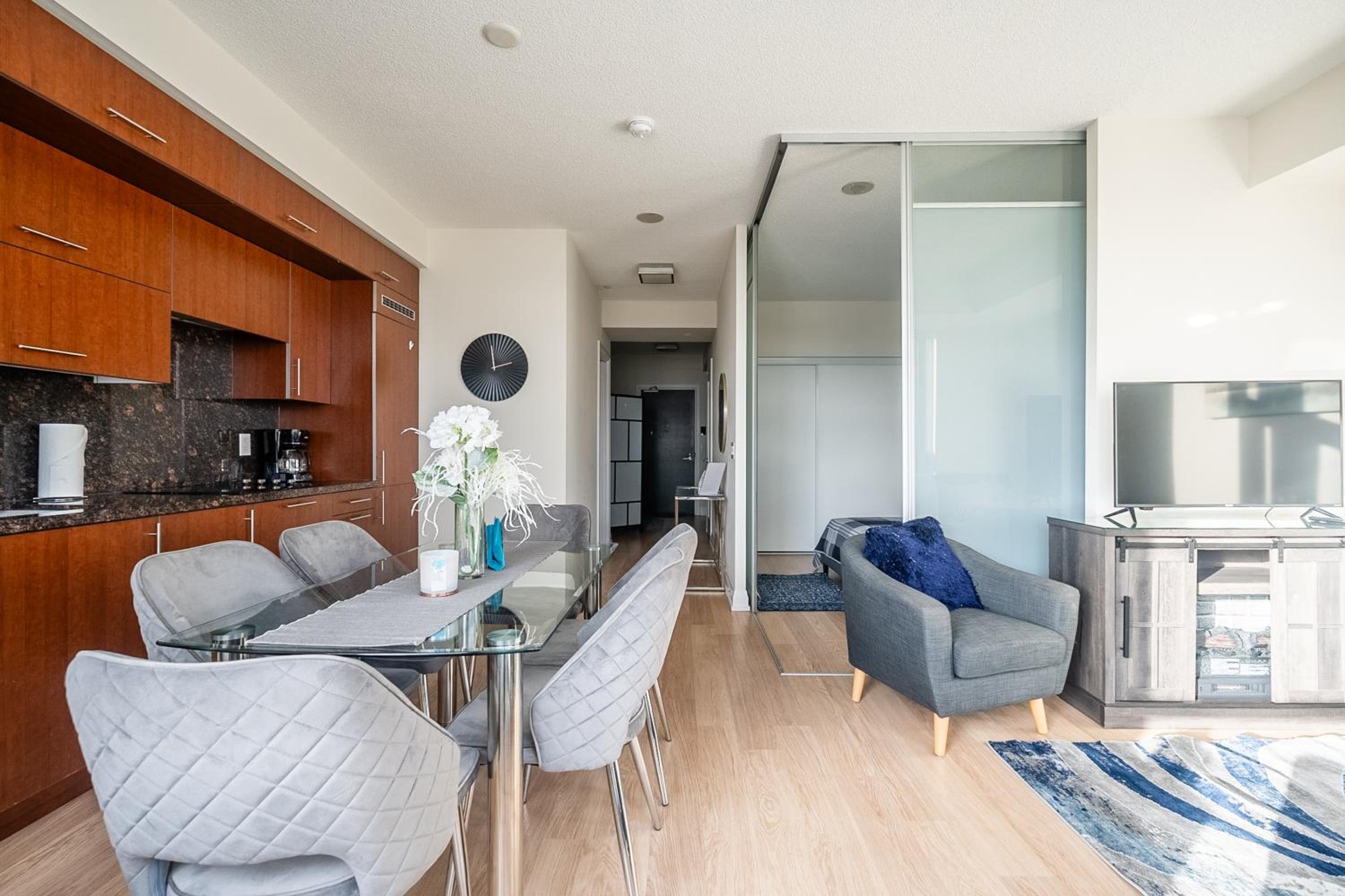 Cozy 1 BR & Den Condo in North York Free Parking