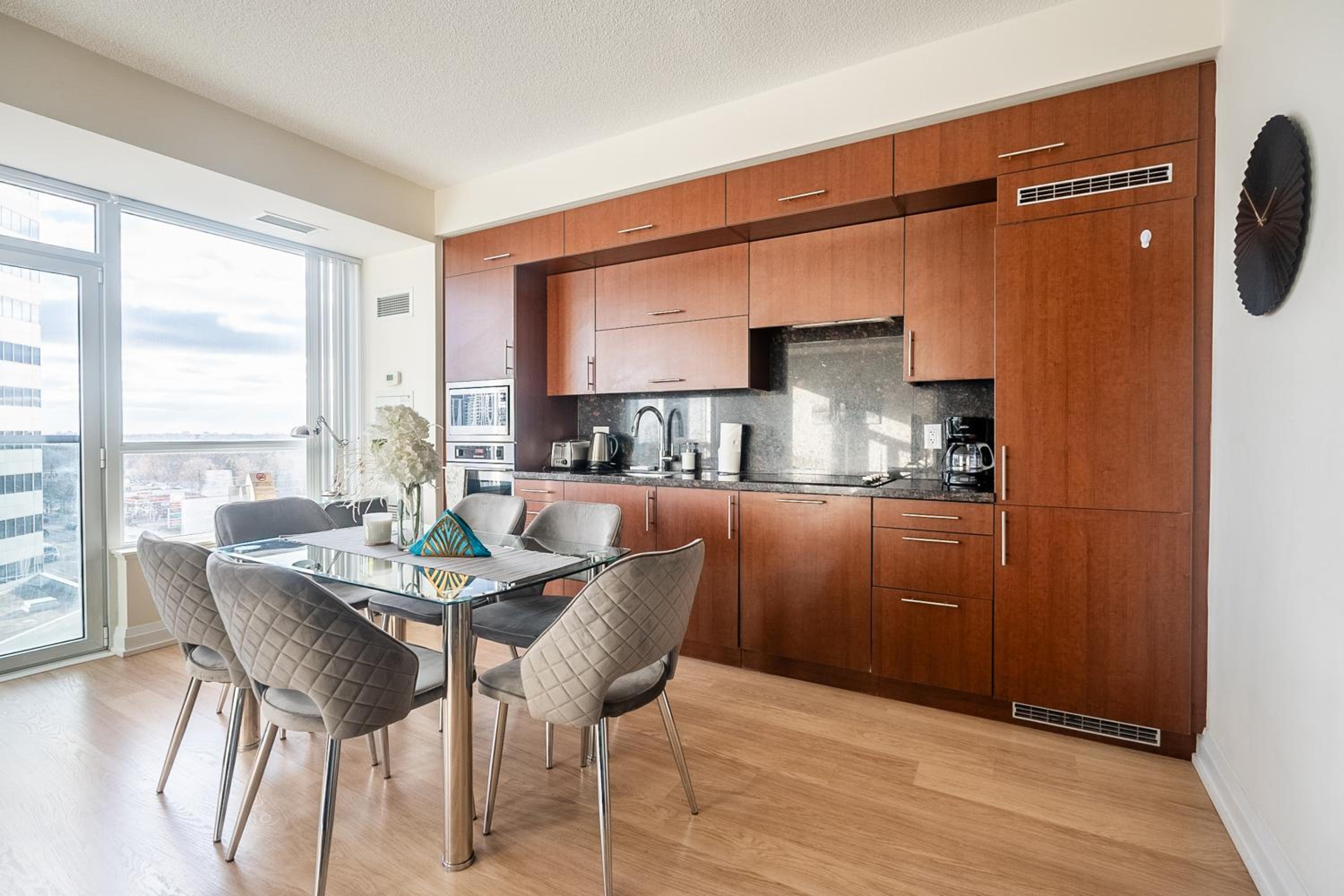 Cozy 1 BR & Den Condo in North York Free Parking