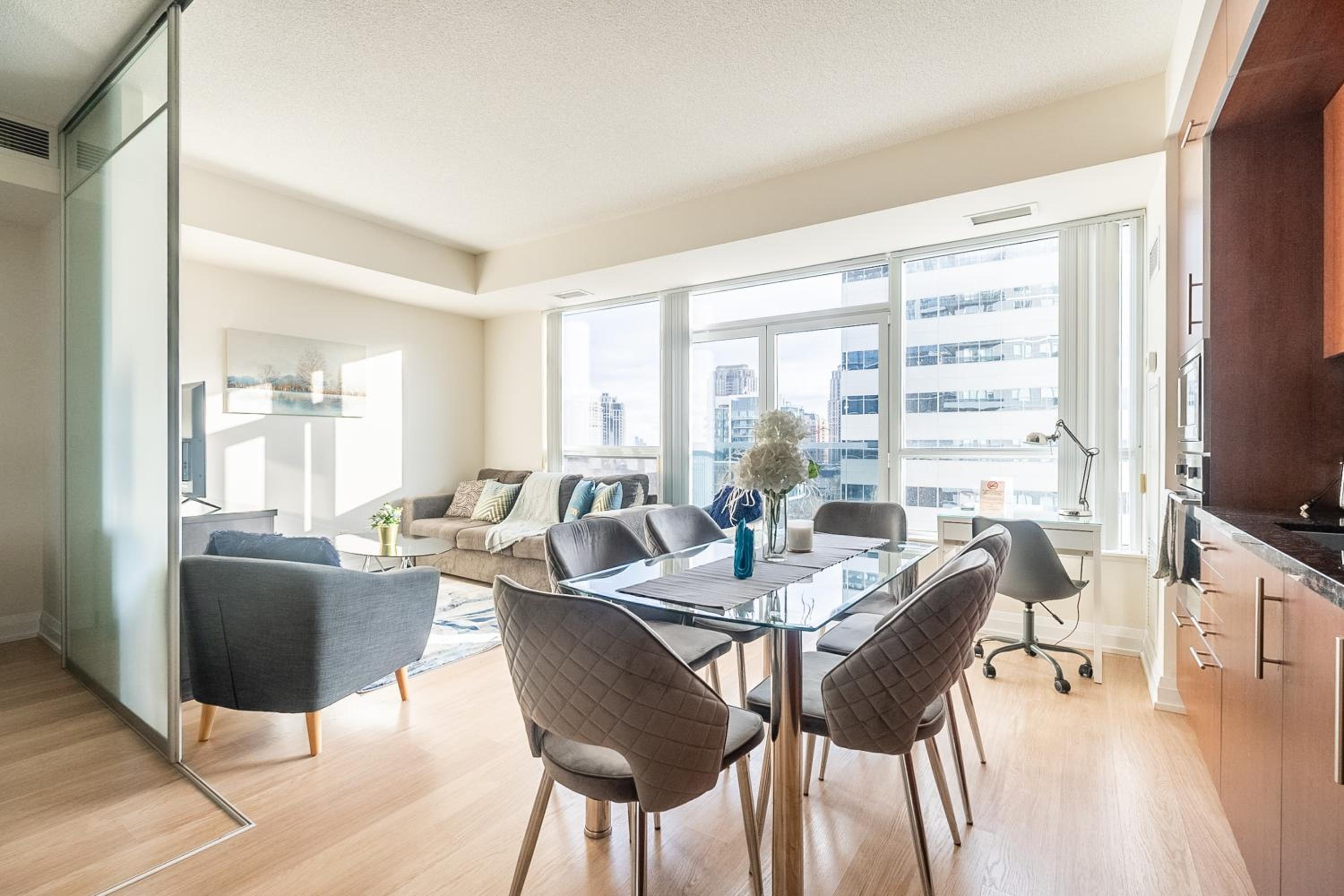 Cozy 1 BR & Den Condo in North York Free Parking
