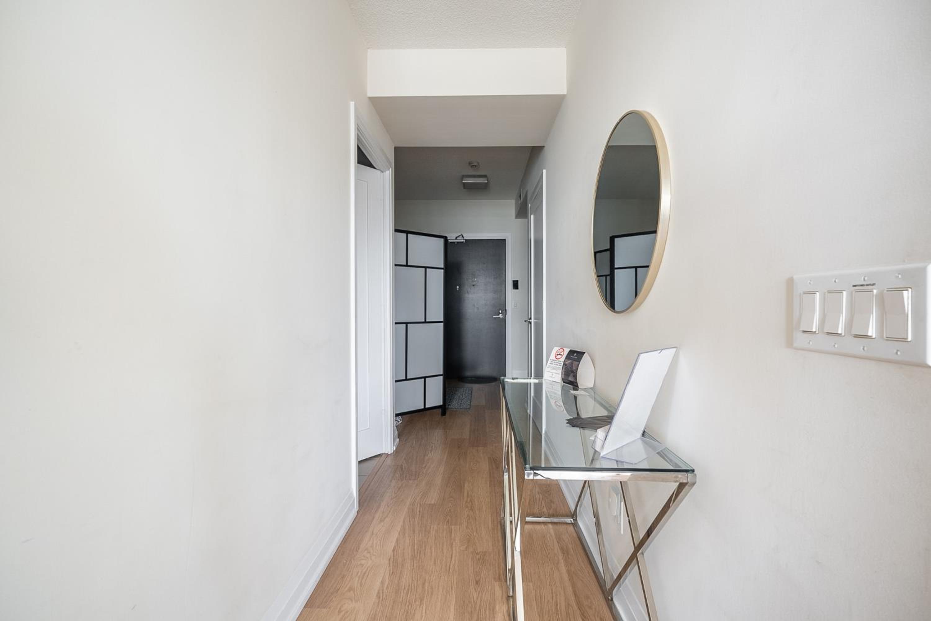 Cozy 1 BR & Den Condo in North York Free Parking
