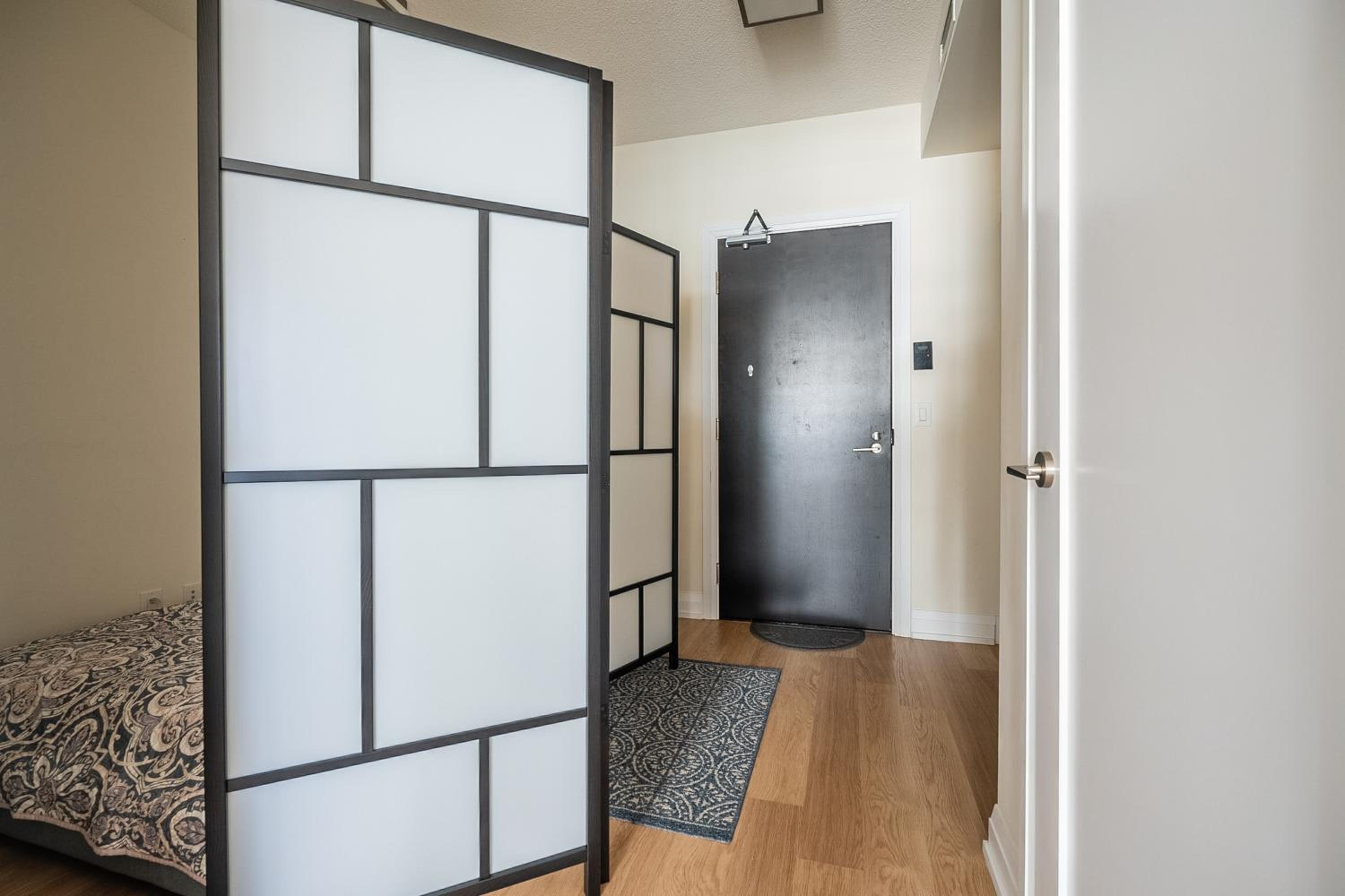 Cozy 1 BR & Den Condo in North York Free Parking