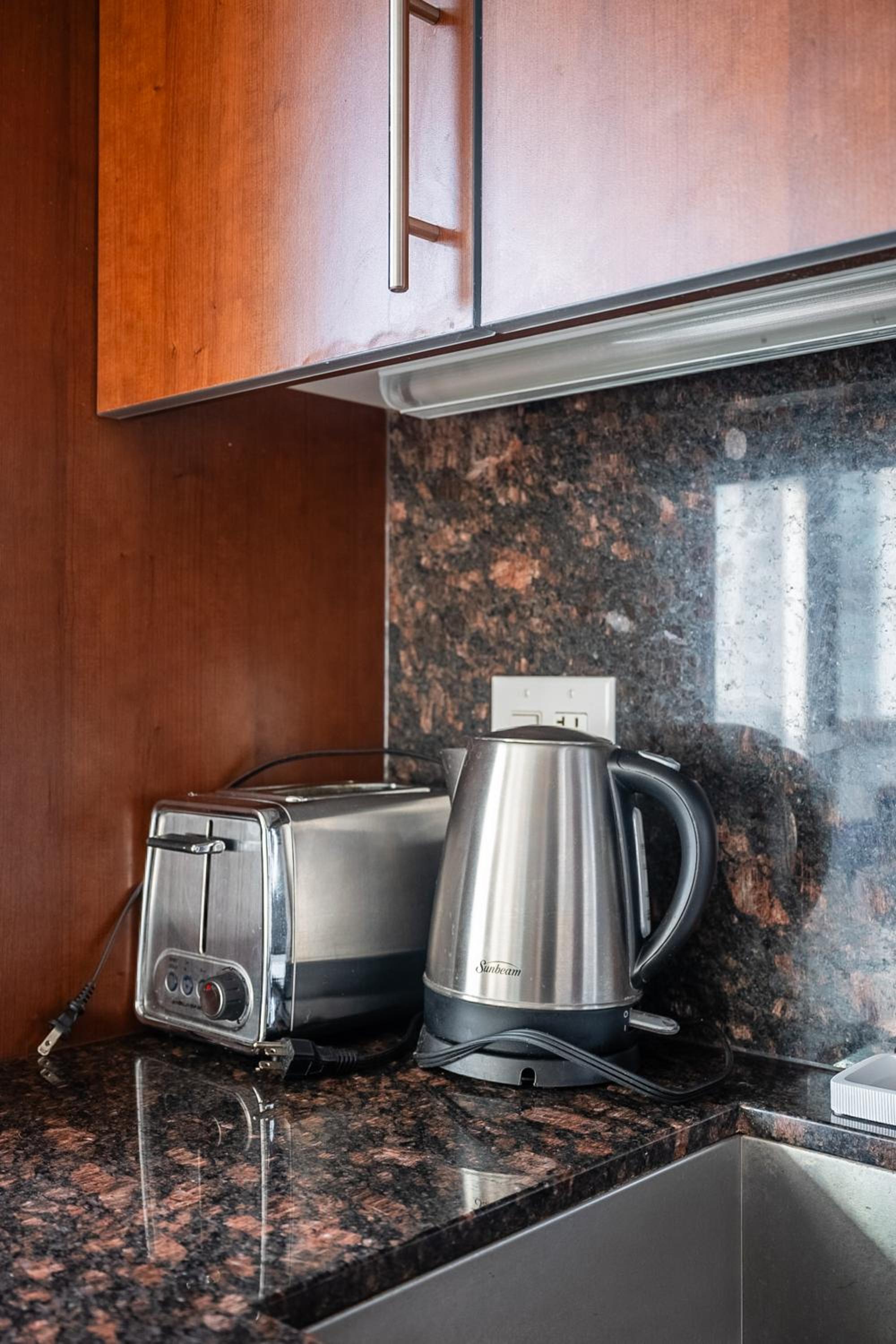 Cozy 1 BR & Den Condo in North York Free Parking