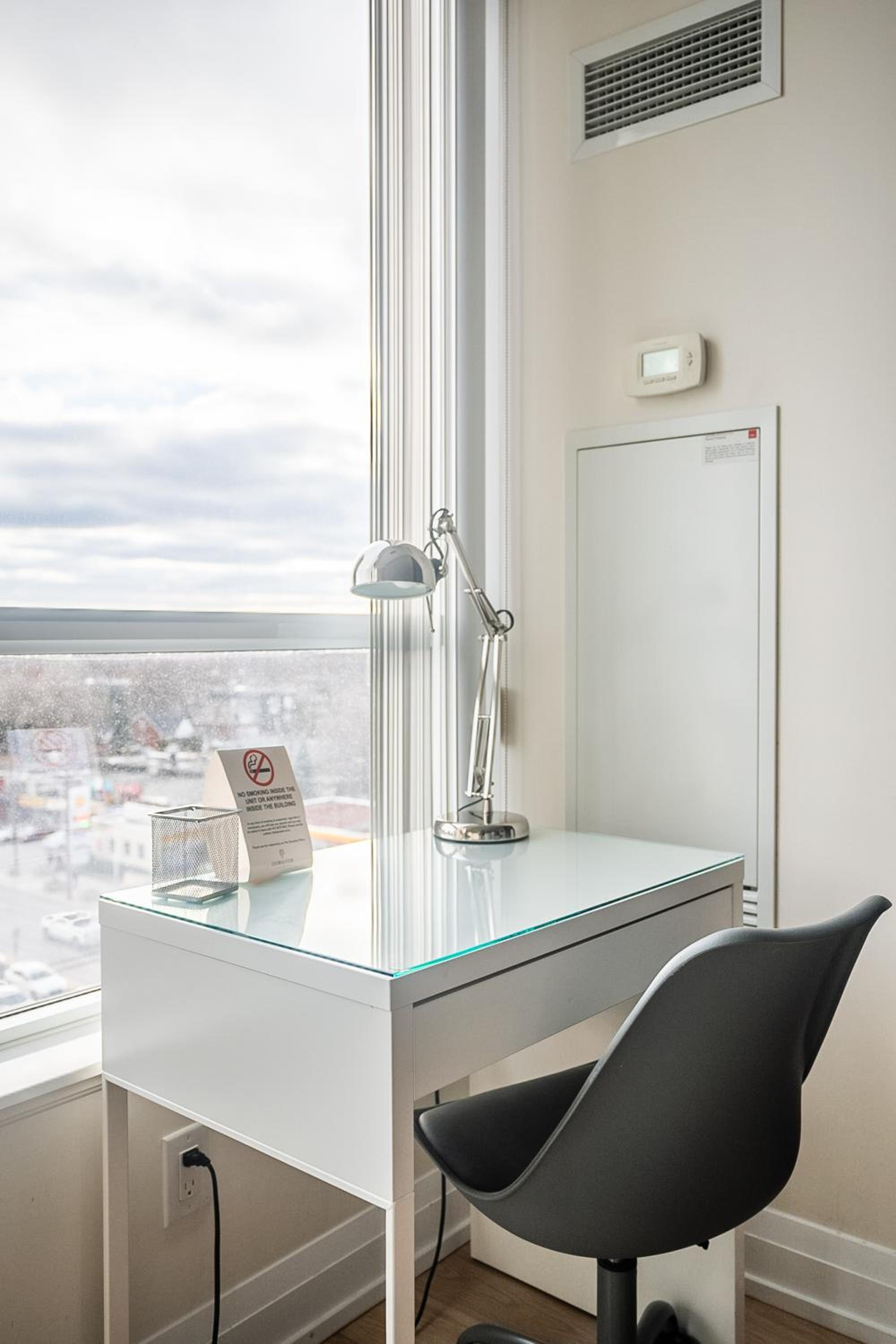 Cozy 1 BR & Den Condo in North York Free Parking