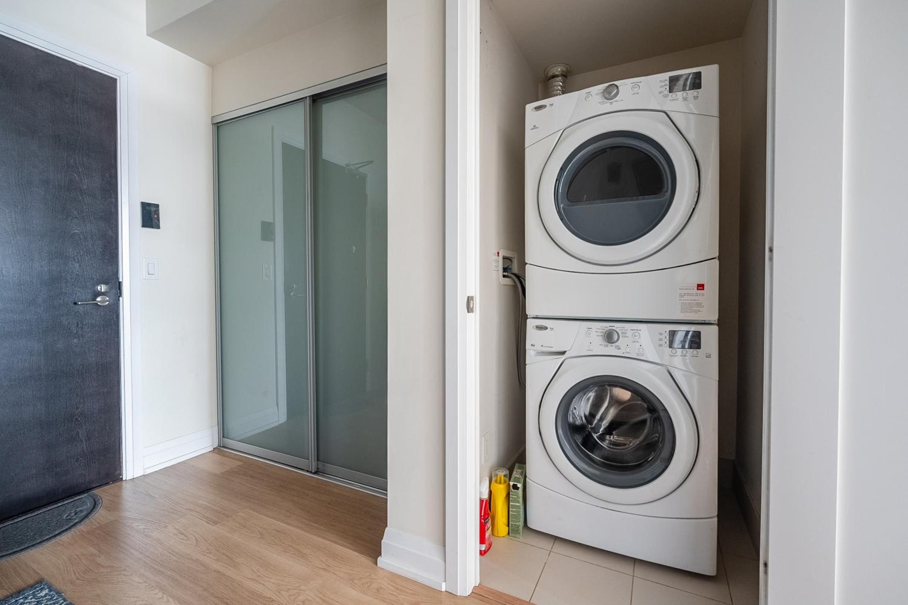 Cozy 1 BR & Den Condo in North York Free Parking