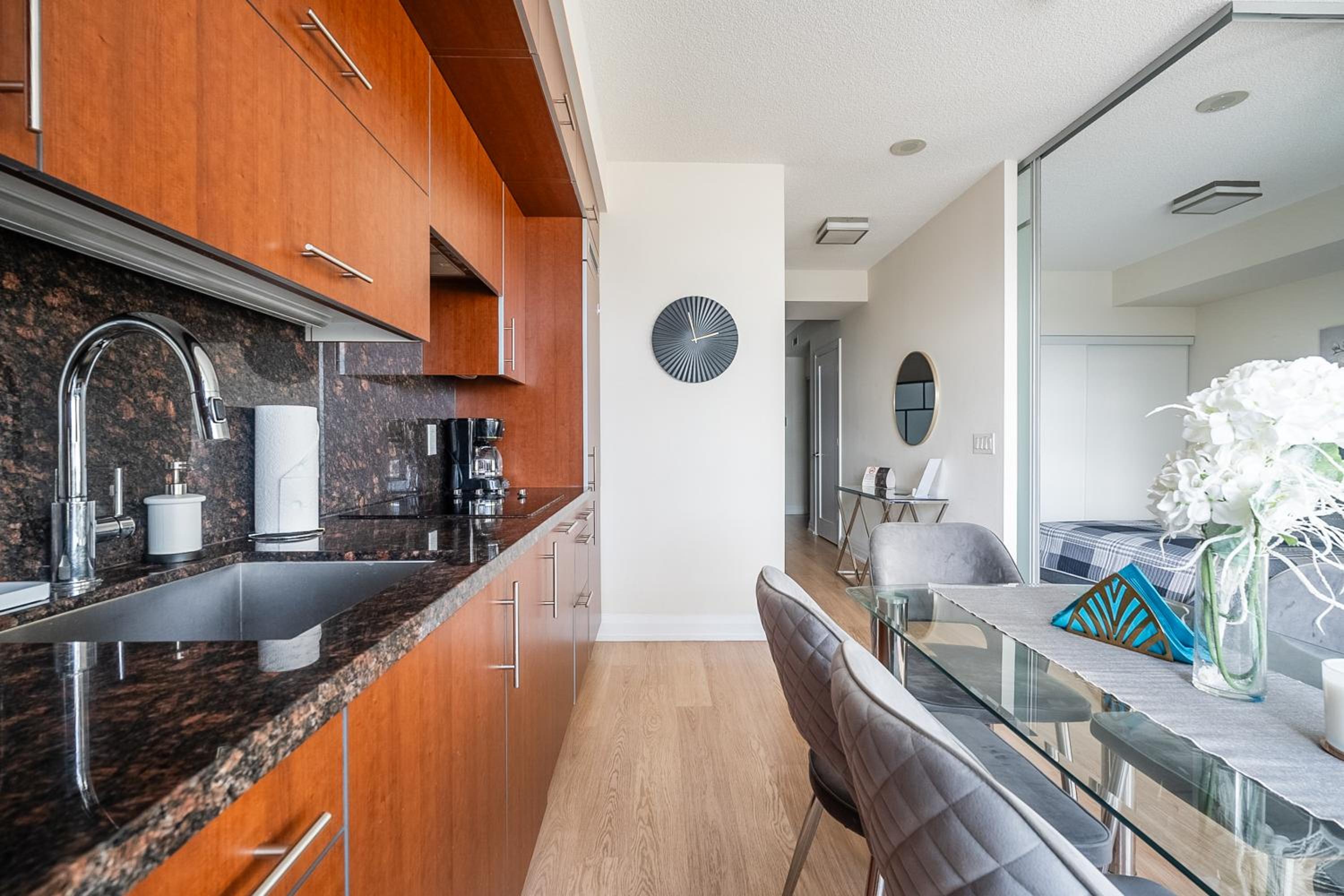 Cozy 1 BR & Den Condo in North York Free Parking