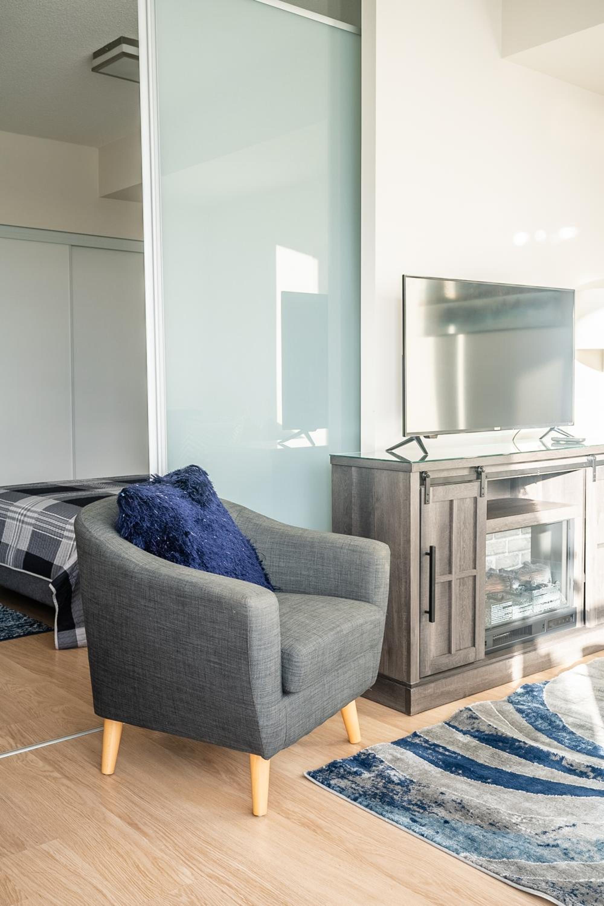 Cozy 1 BR & Den Condo in North York Free Parking