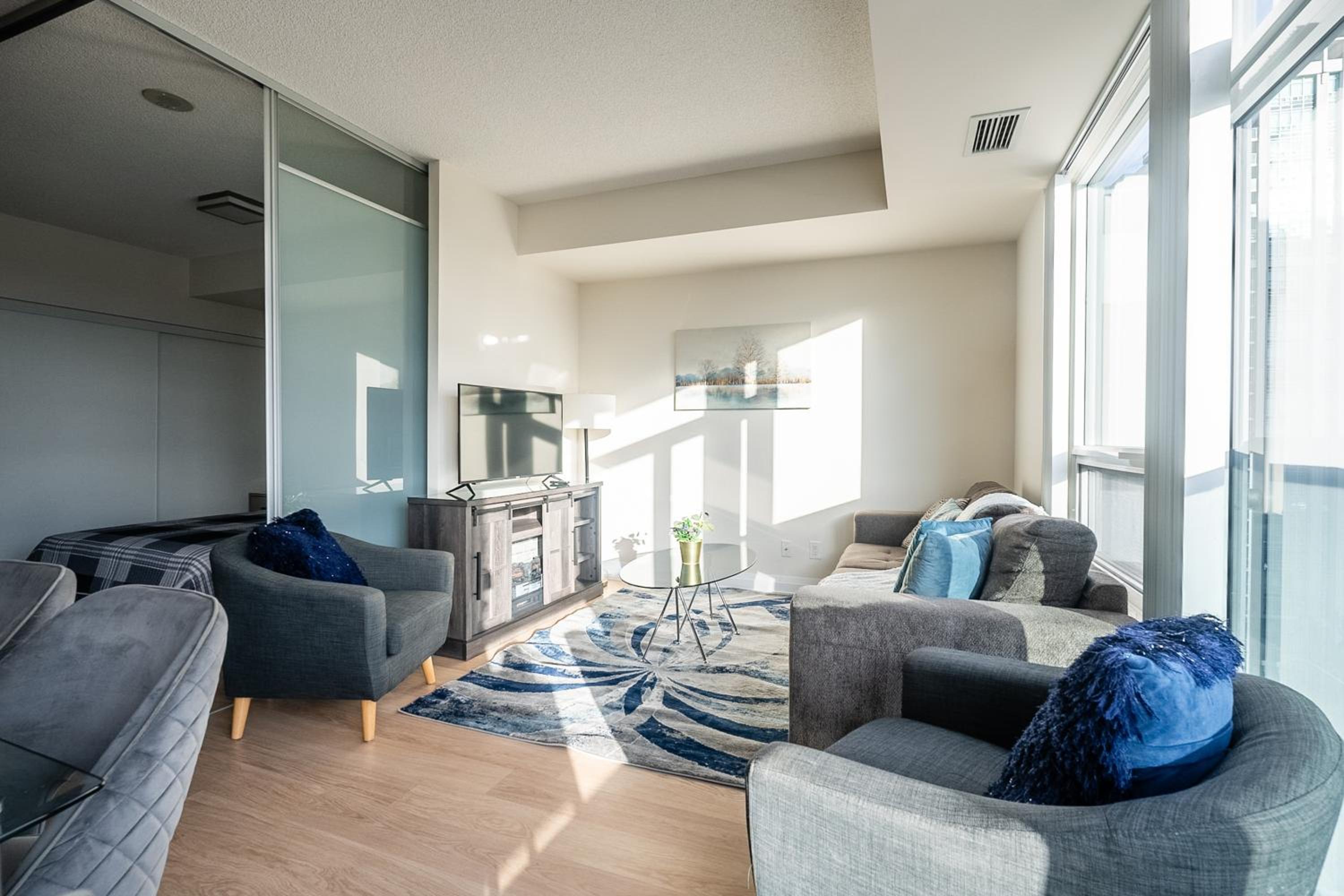 Cozy 1 BR & Den Condo in North York Free Parking