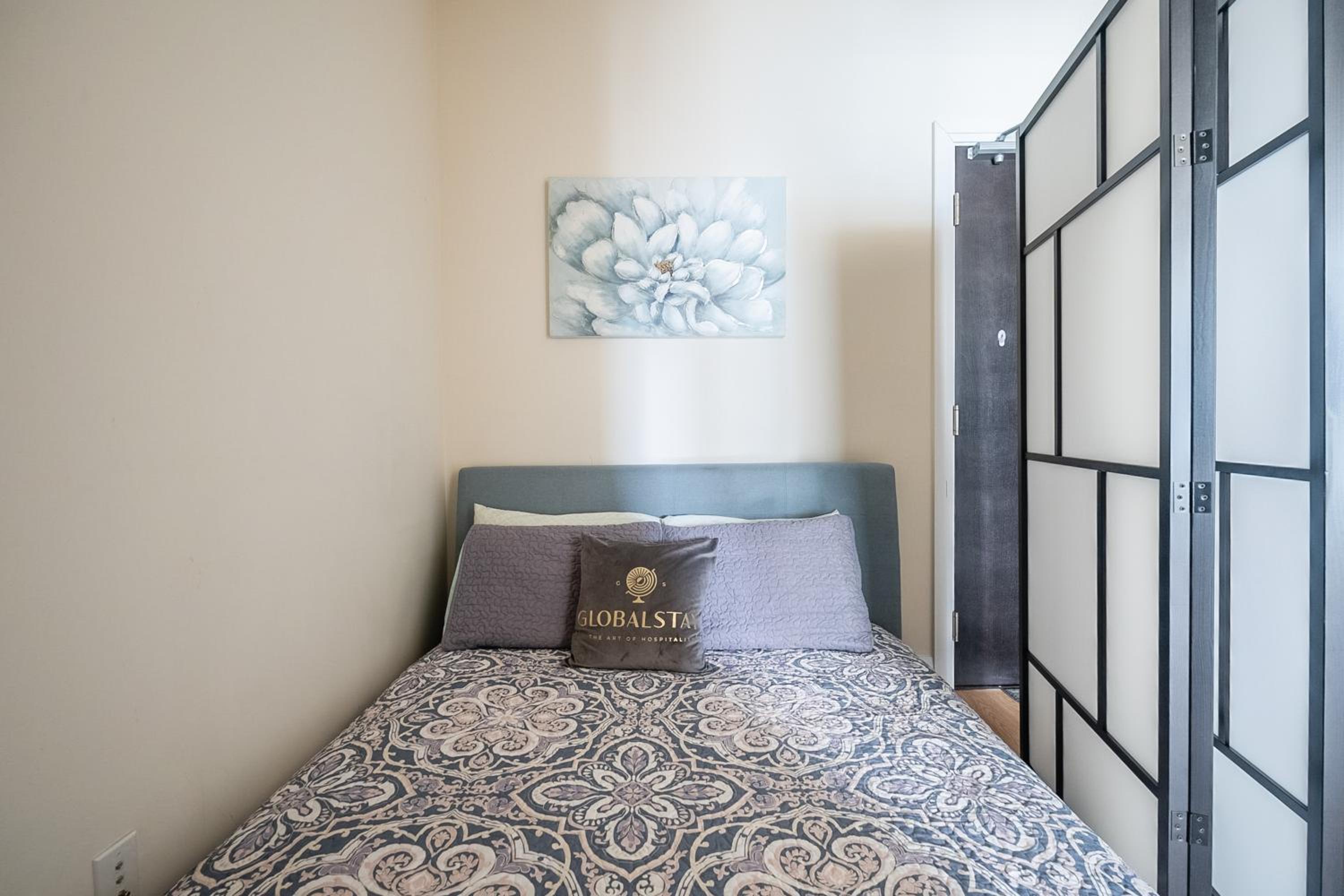 Cozy 1 BR & Den Condo in North York Free Parking
