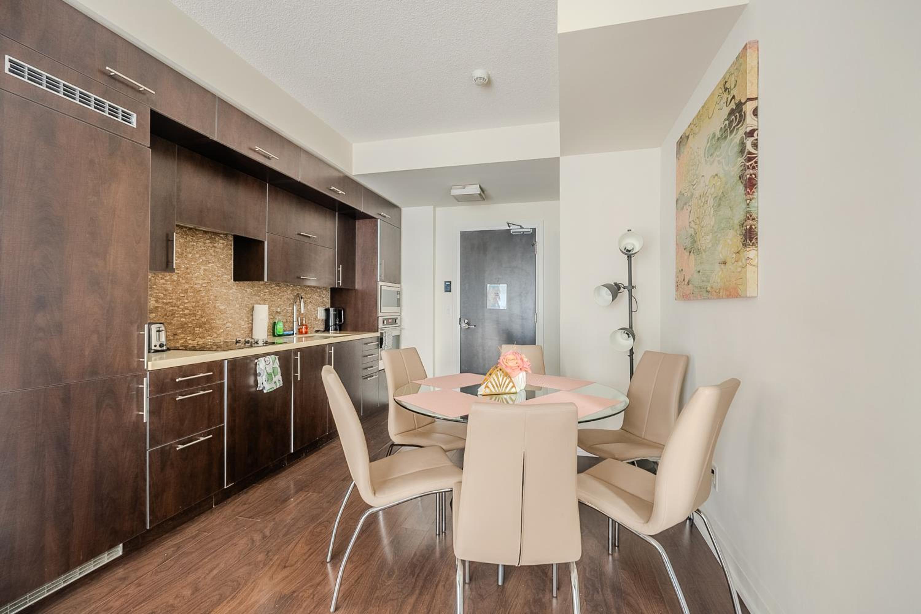 Modern 2Bd 2Ba Skyscraper Free parking