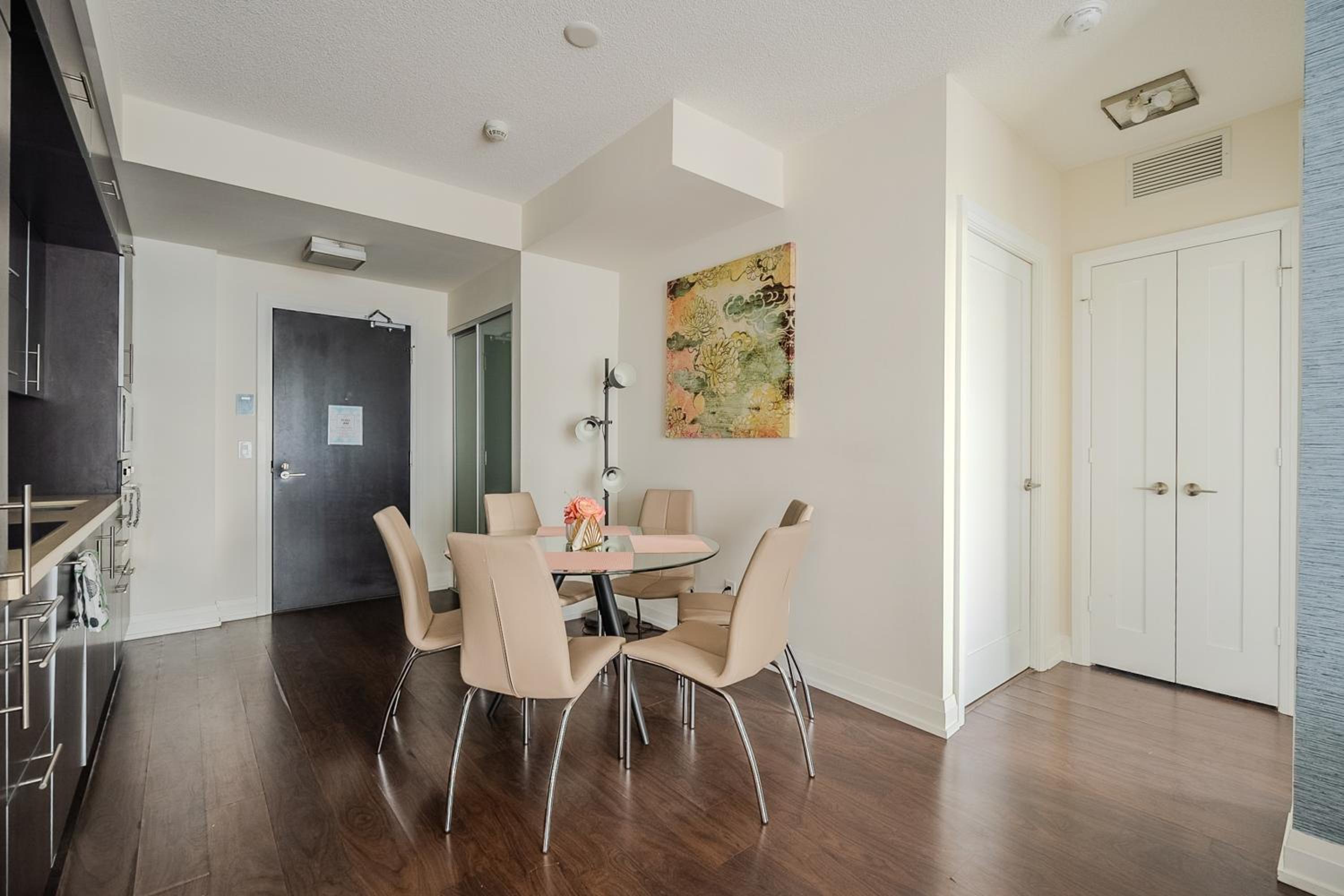 Modern 2Bd 2Ba Skyscraper Free parking