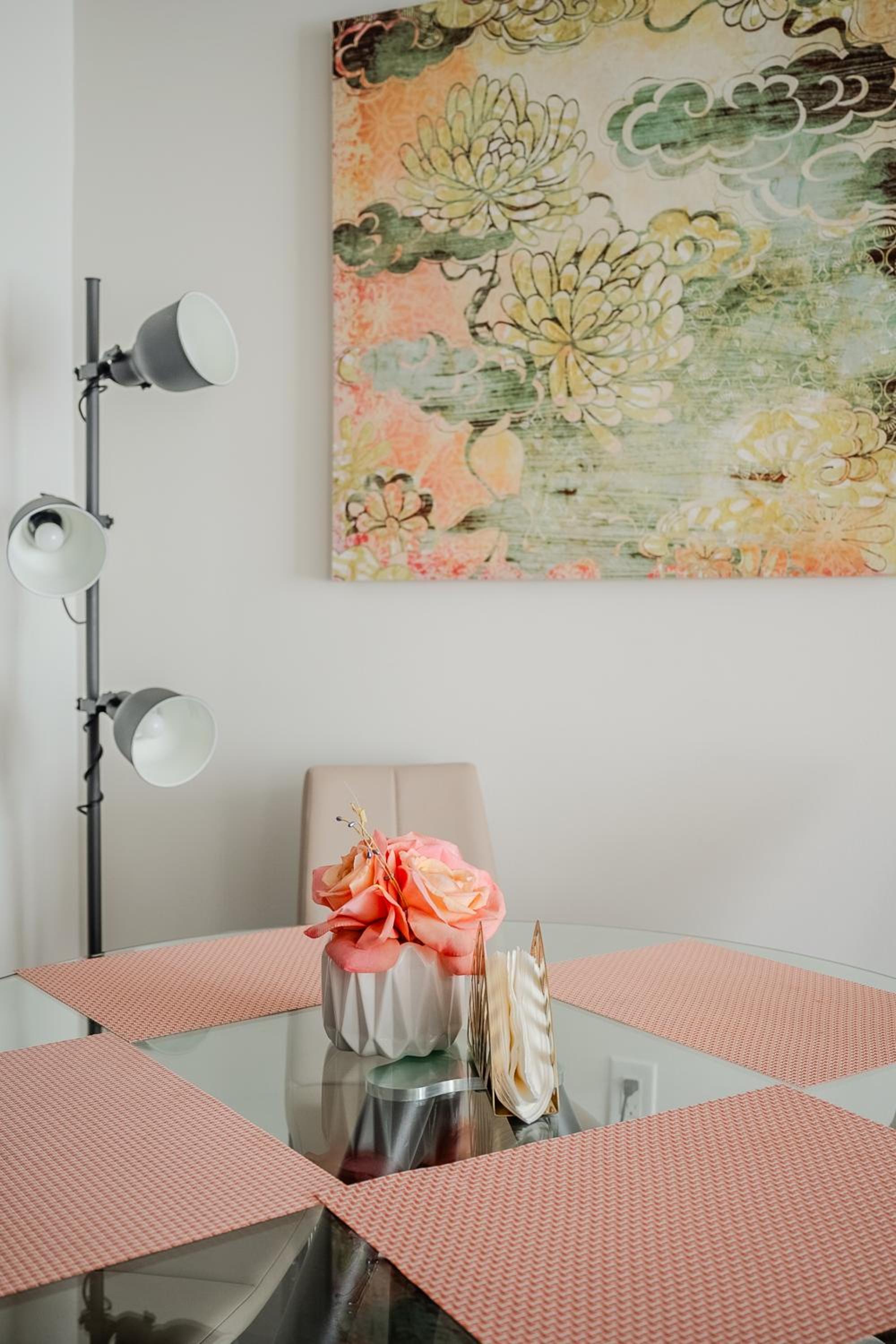 Modern 2Bd 2Ba Skyscraper Free parking