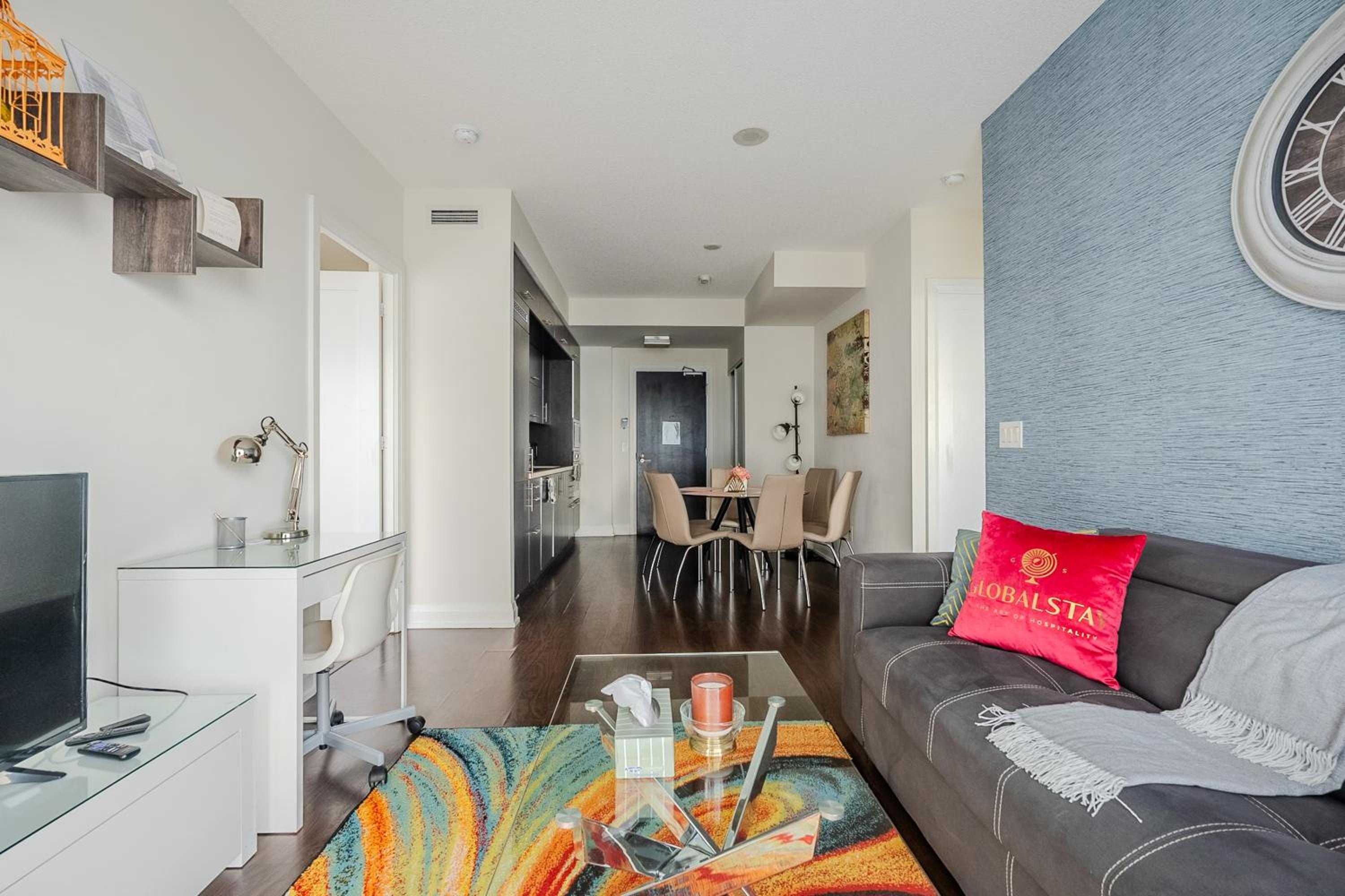 Modern 2Bd 2Ba Skyscraper Free parking