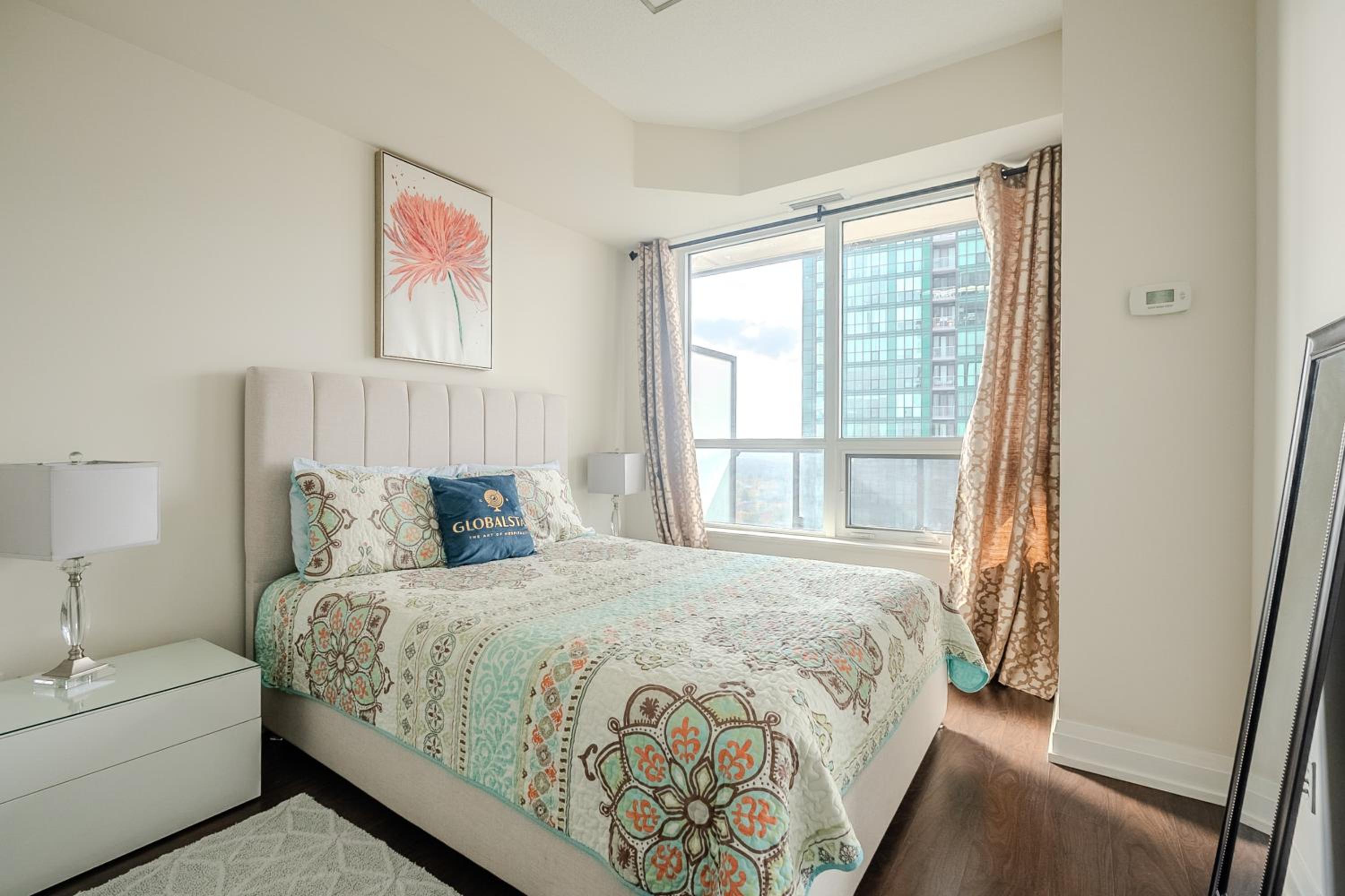 Modern 2Bd 2Ba Skyscraper Free parking