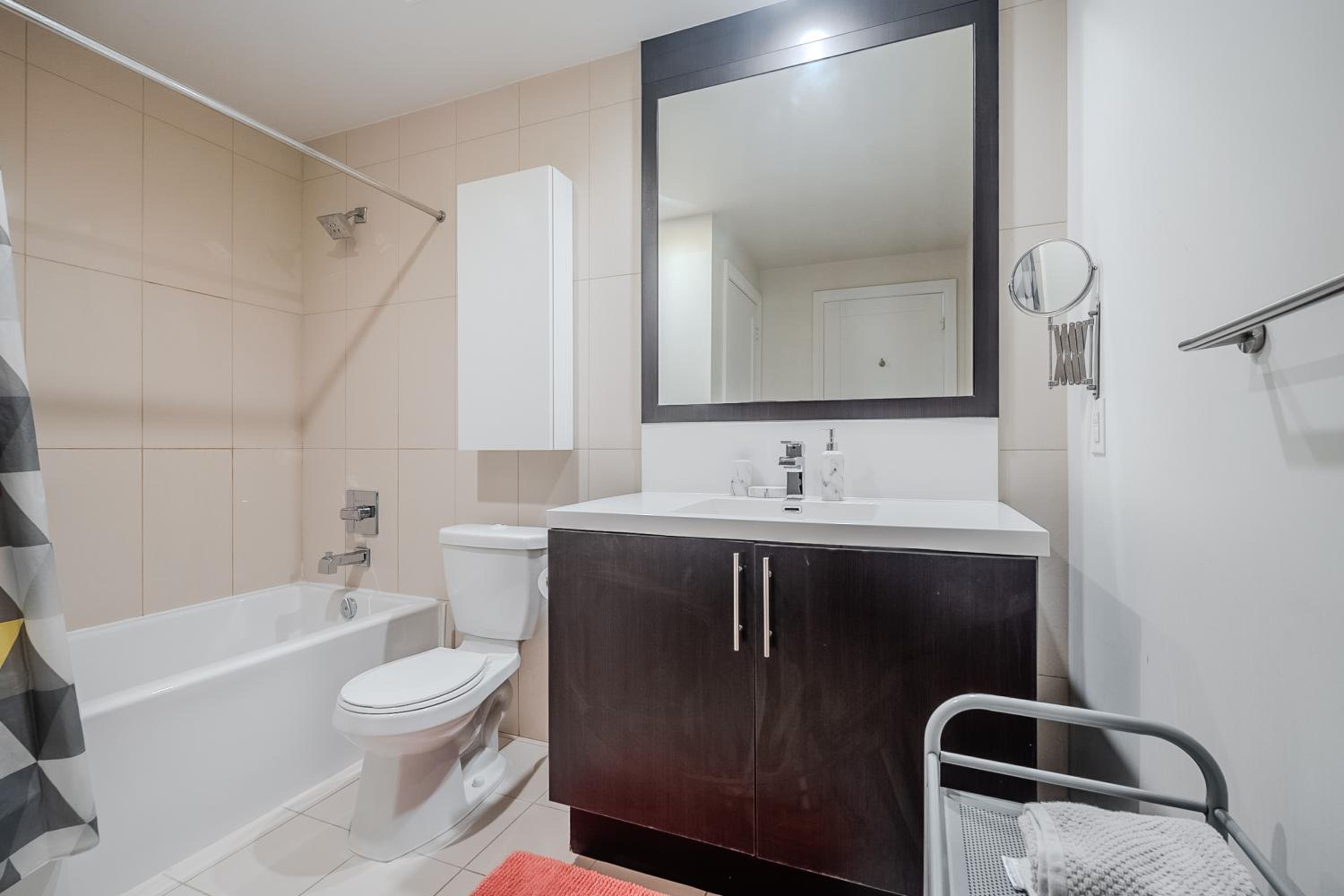 Modern 2Bd 2Ba Skyscraper Free parking