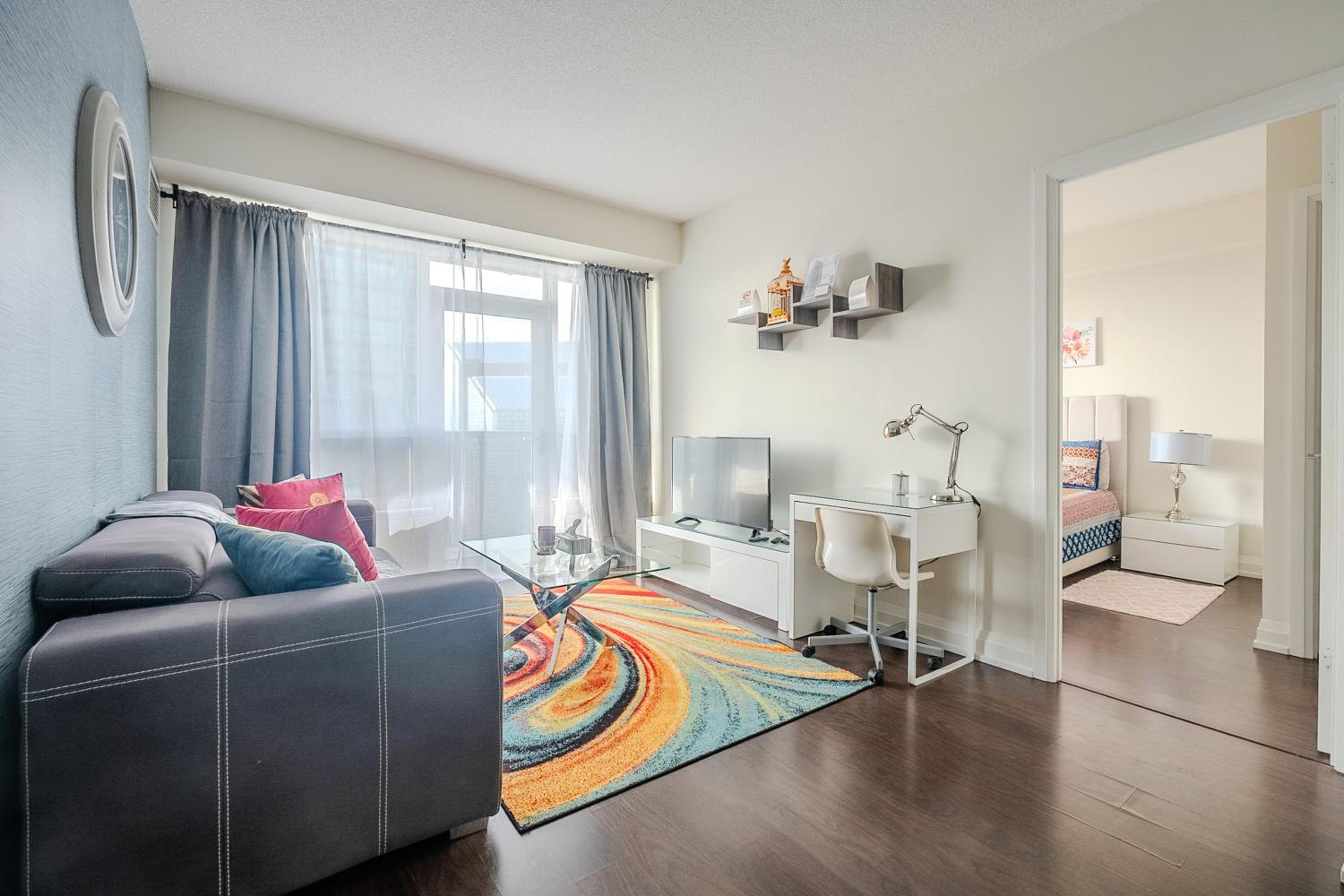 Modern 2Bd 2Ba Skyscraper Free parking